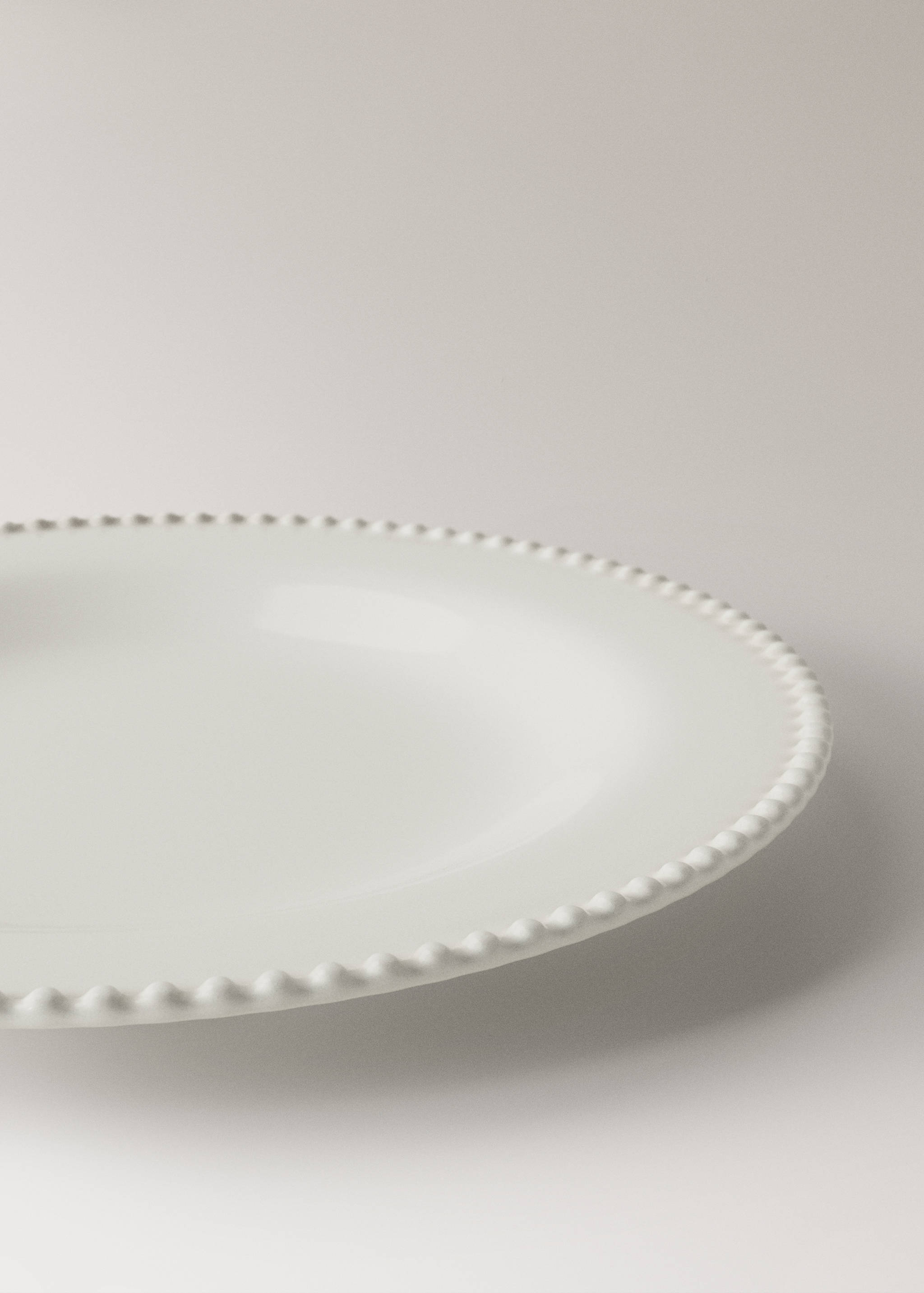 Essteller aus Steingut mit verziertem Rand - Detail des Artikels 2