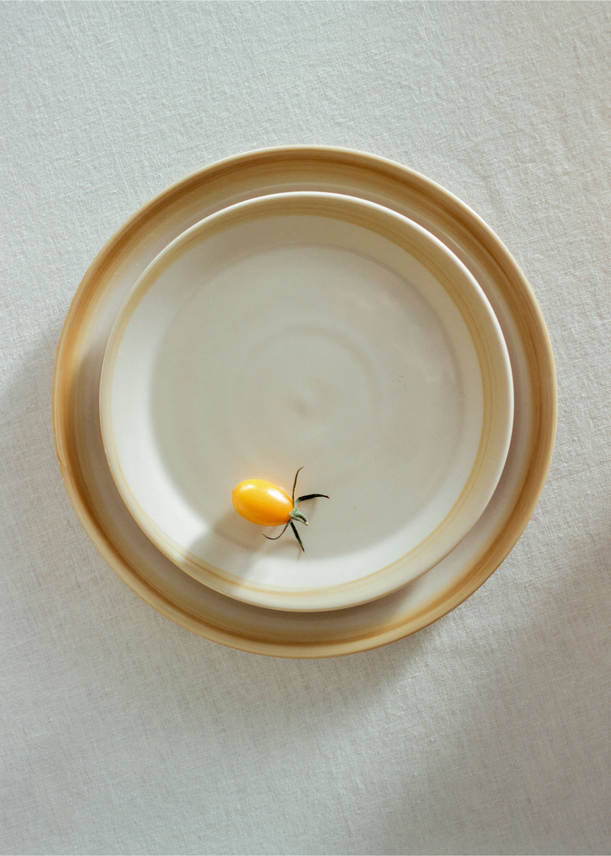 Contrast stoneware dessert plate - Details of the article 6, Ochre. Ref: 27061523-00.