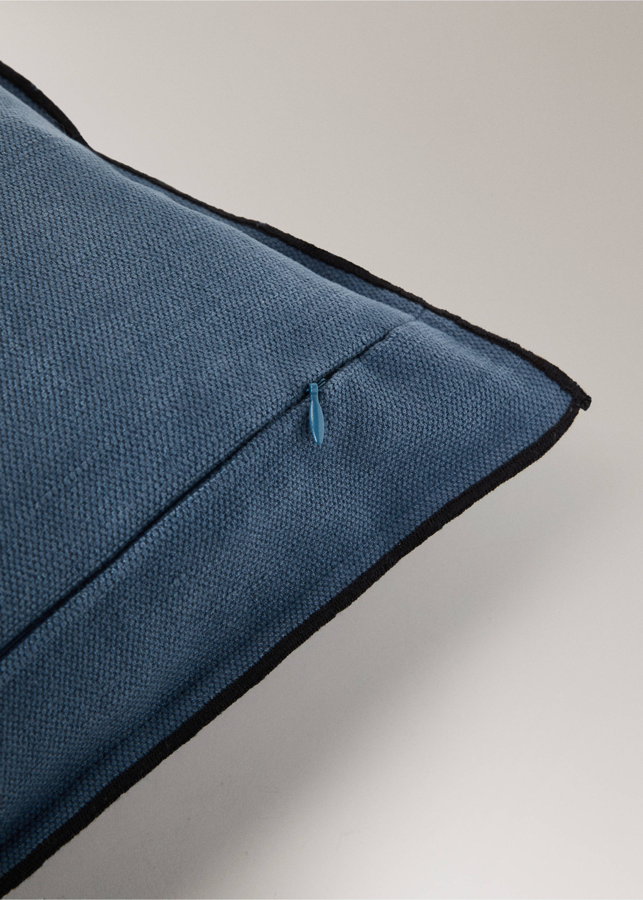 Cotton linen cushion cover with overlock tab 50x50 cm - Details of the article 2, Indigo Blue. Ref: 27061525-00.