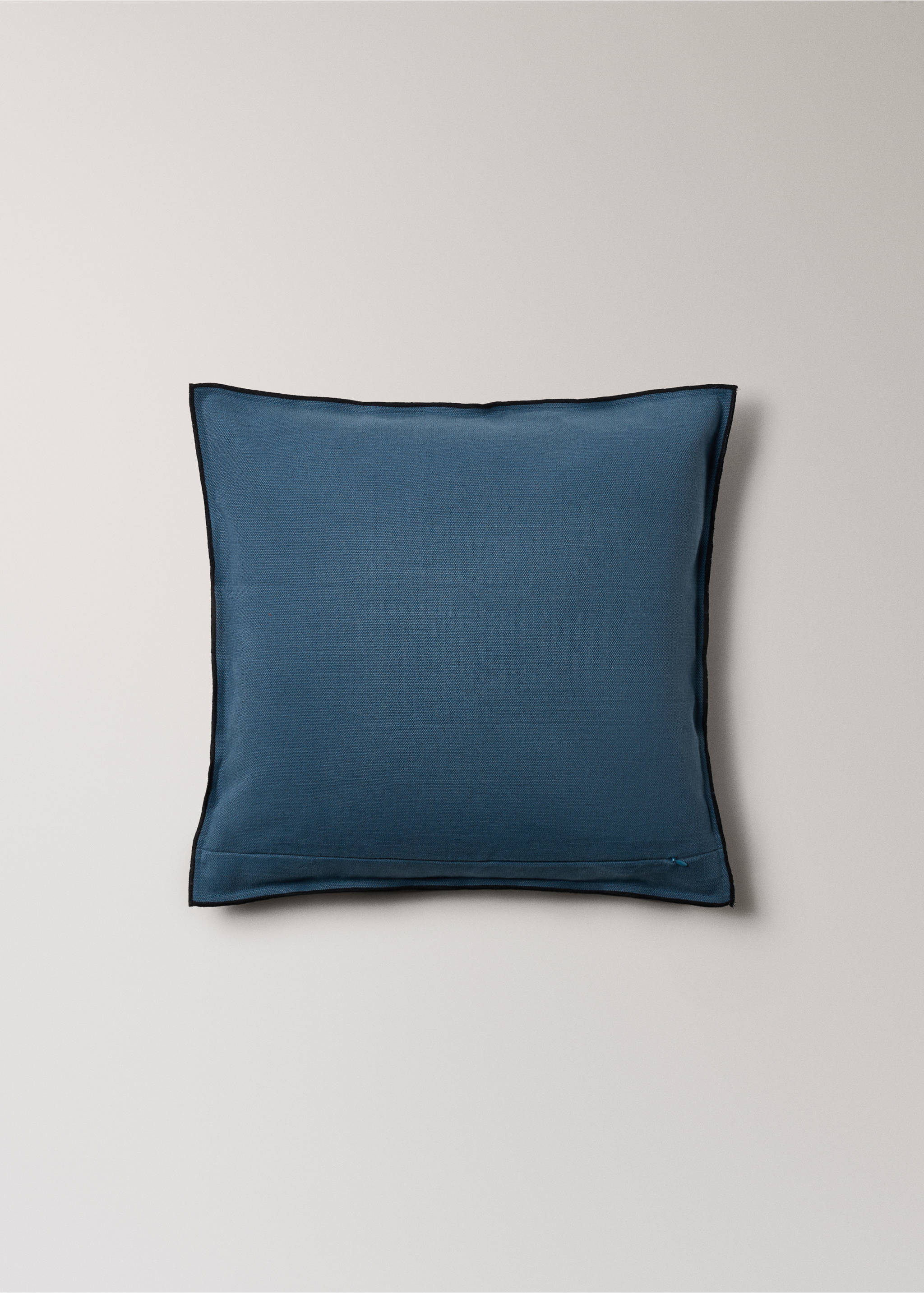 Cotton linen cushion cover with overlock tab 50x50 cm - Details of the article 4, Indigo Blue. Ref: 27061525-00.