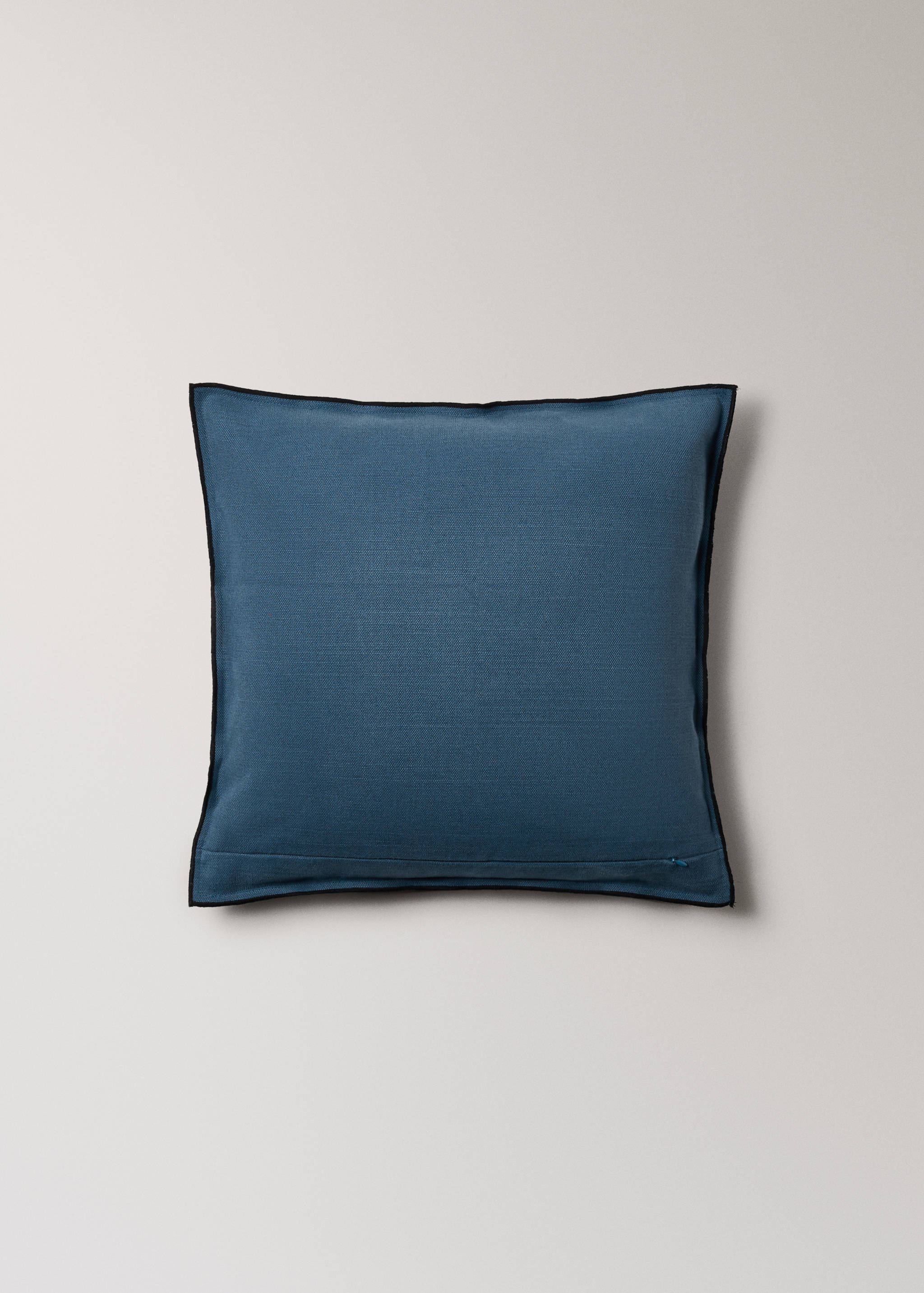Cotton linen cushion cover with overlock tab 50x50 cm - Details of the article 4