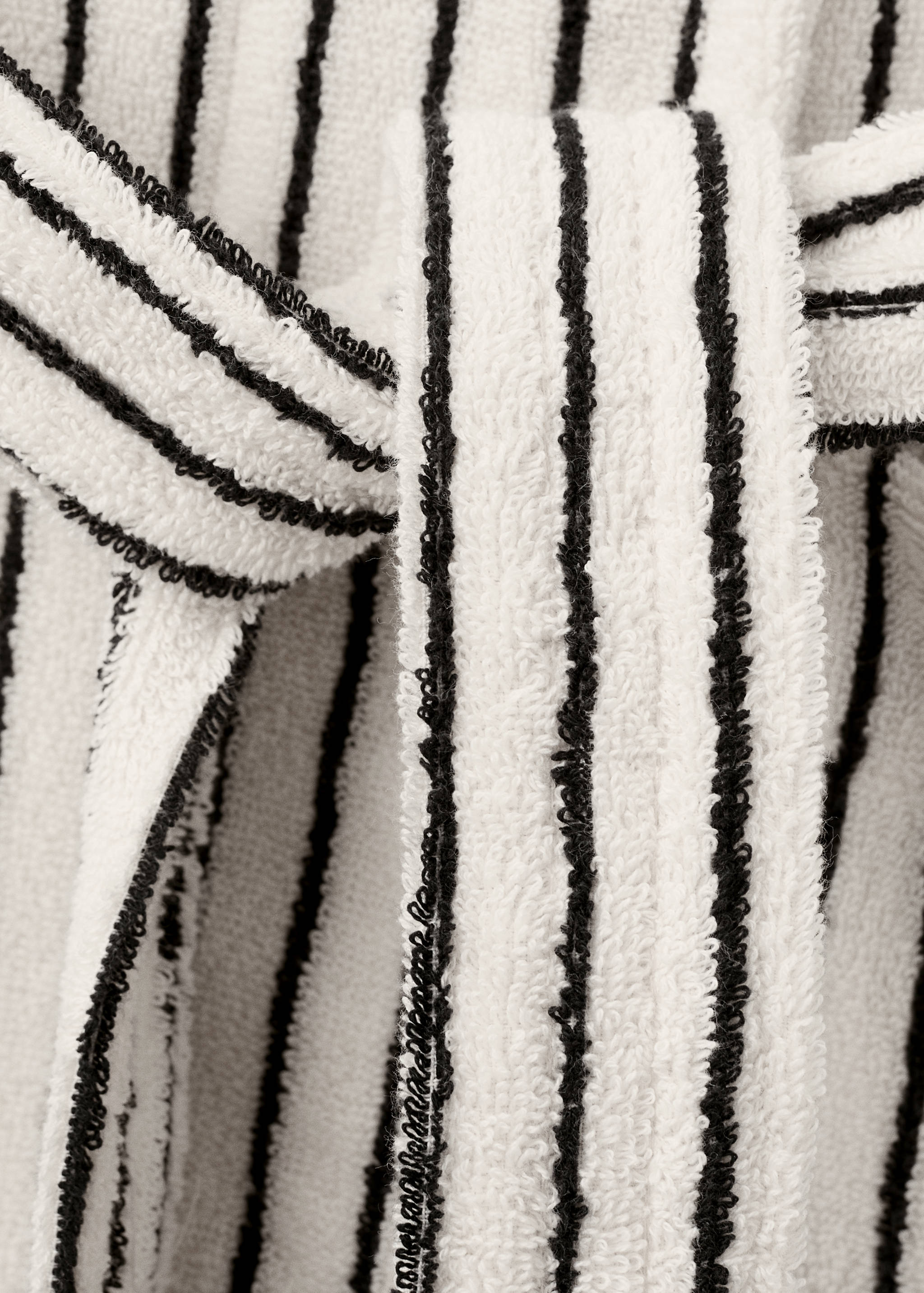 Two-tone striped bathrobe - Details of the article 2