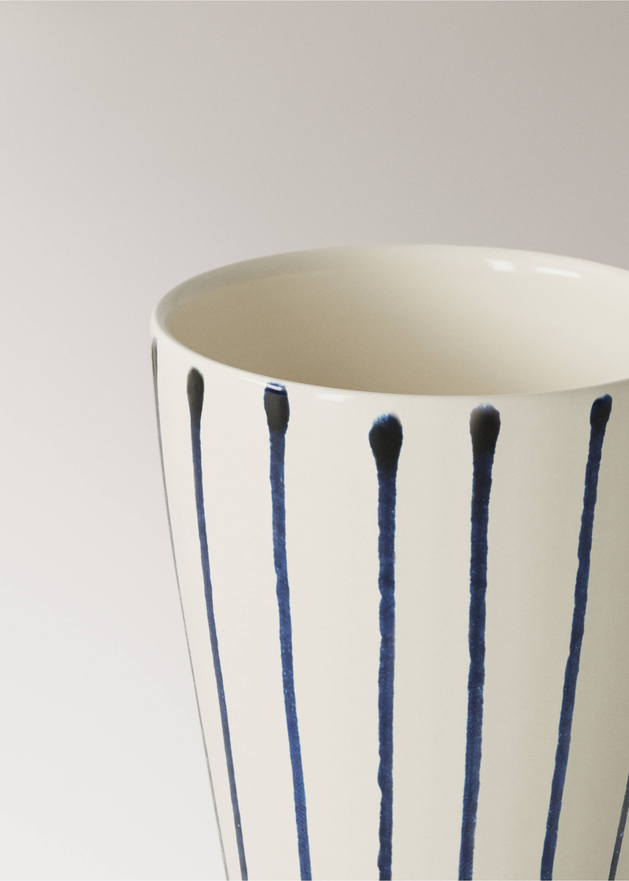 Stoneware striped tea cup - Details of the article 1, Navy. Ref: 27061528-00.