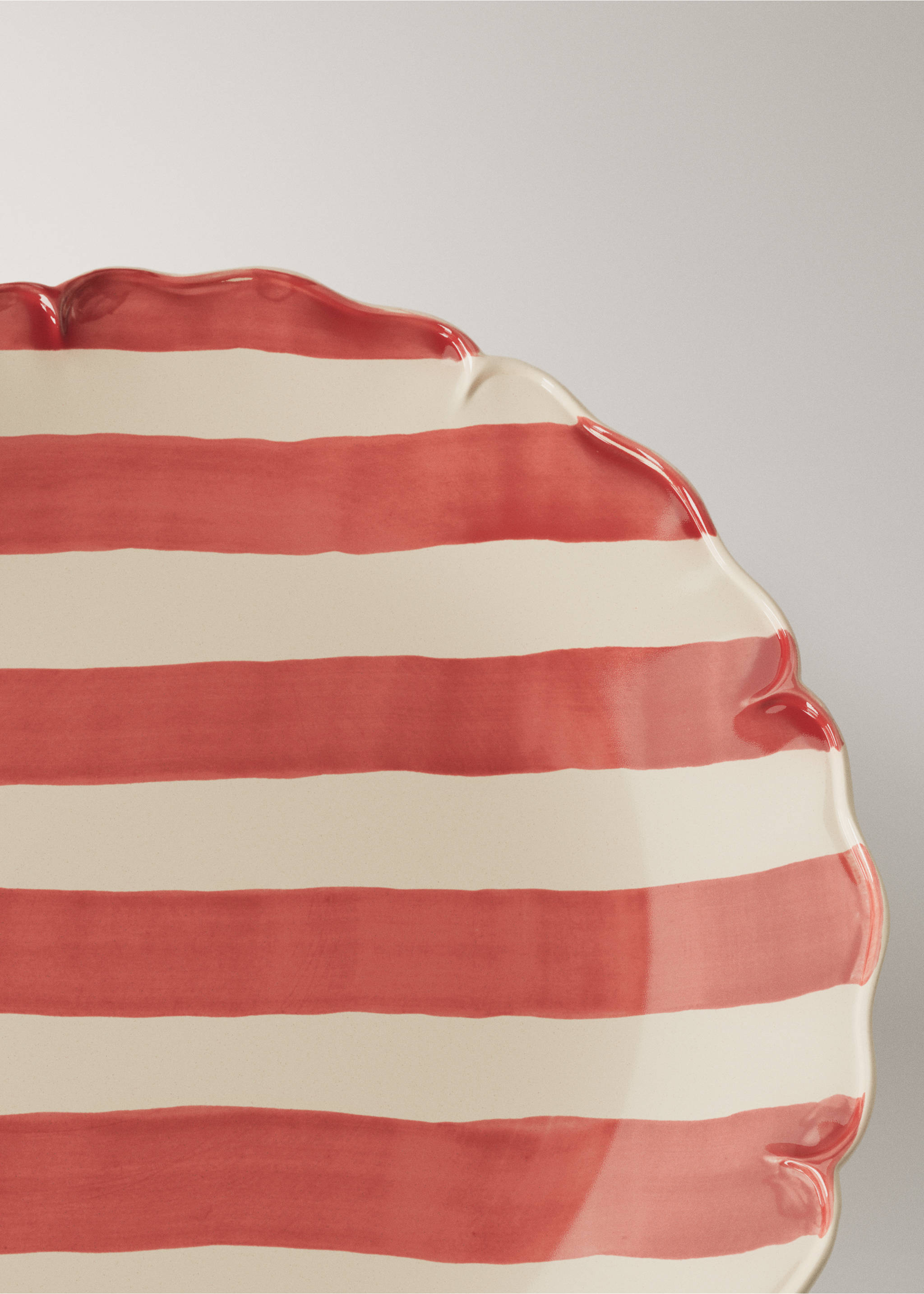 Prato de louça às riscas - Pormenor do artigo 1, Vermelho. Ref: 27061533-00.