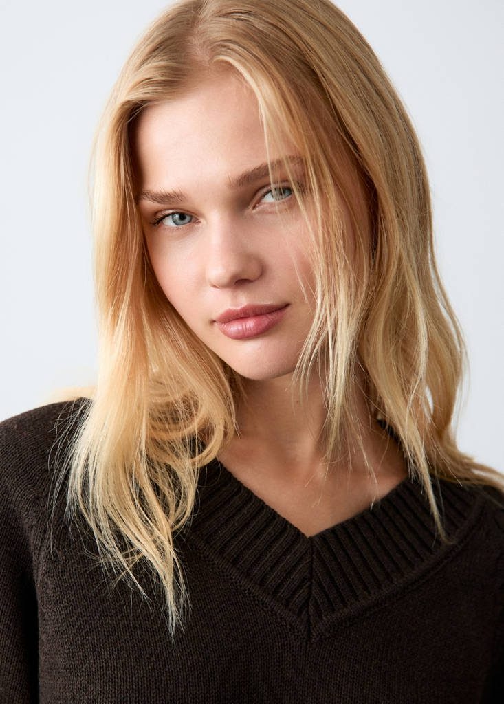 V-neck knit sweater — Brown