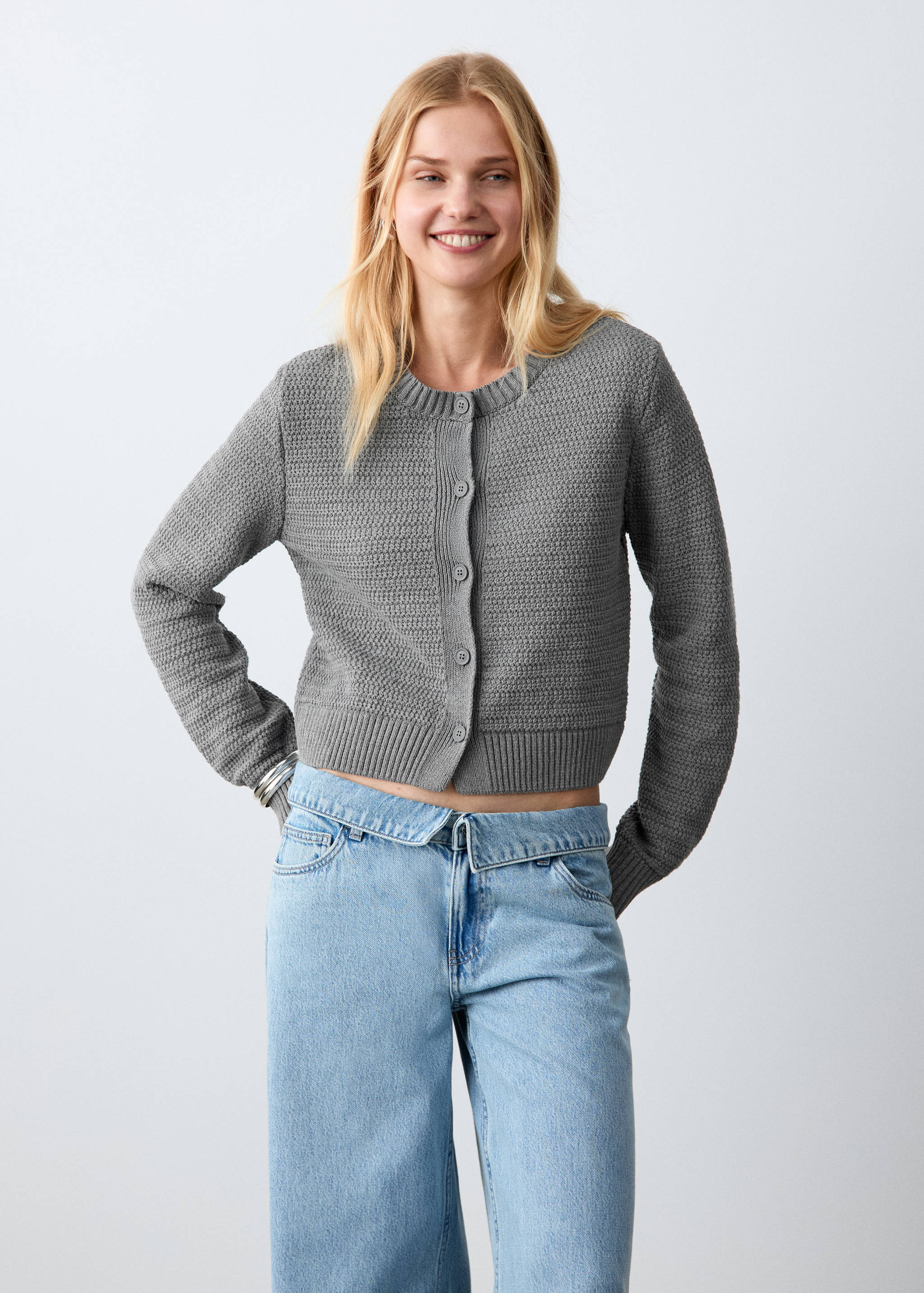 Вязаный кардиган с пуговицами - Средний план