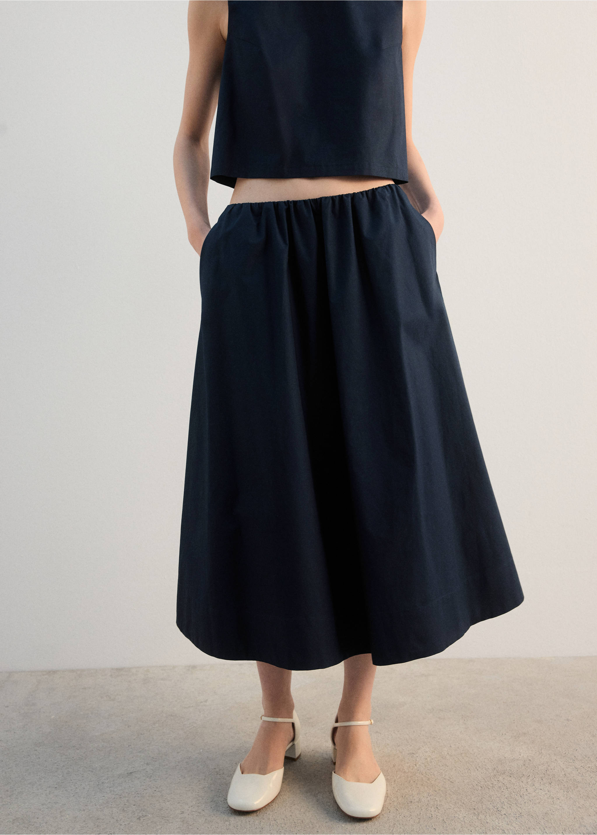 주름 장식 미디 코튼 스커트 - 중간 평면도, 네이비. Ref: 27062538-00.