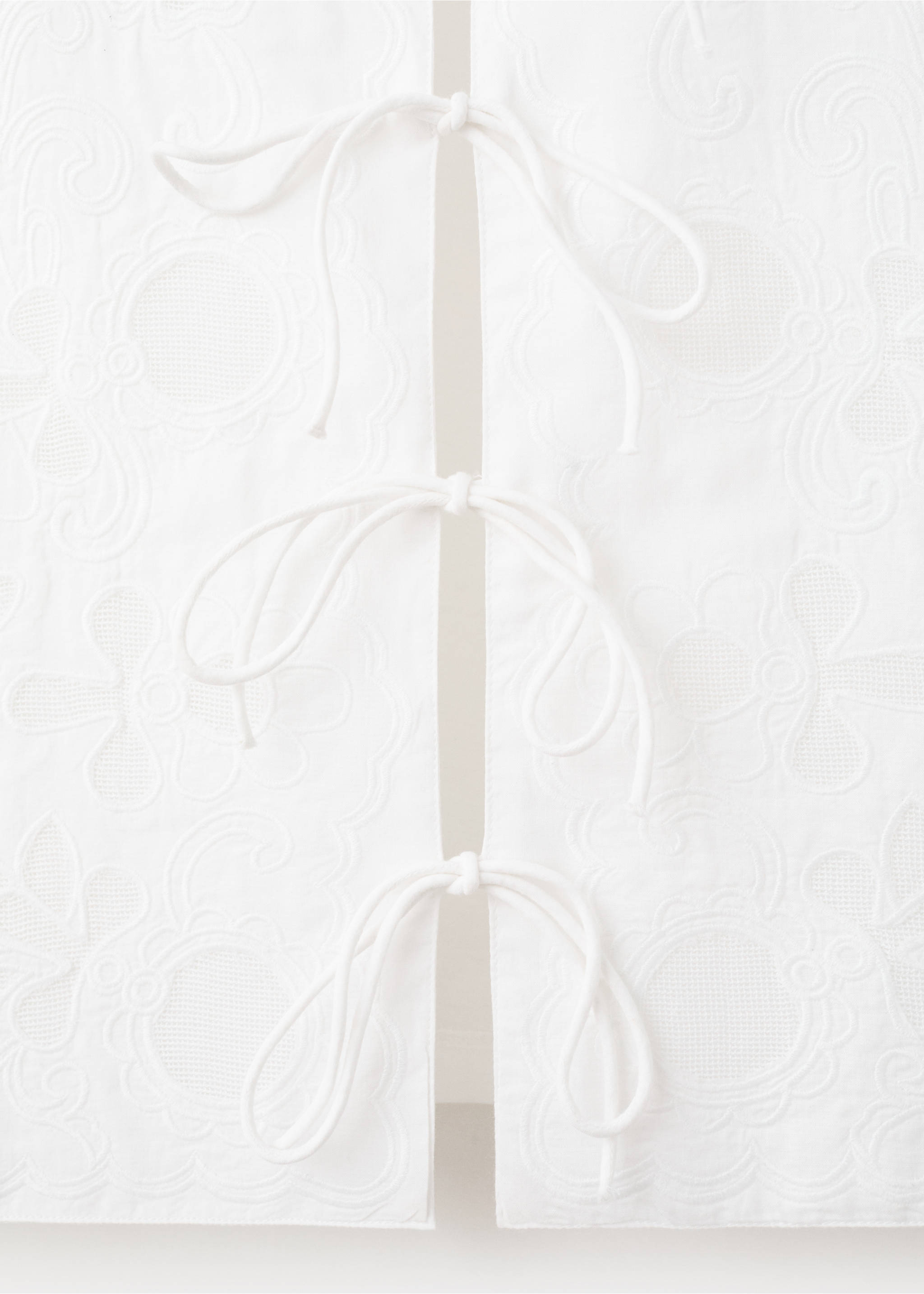 Colete bordado com laços - Pormenor do artigo 8, Branco. Ref: 27062539-00.