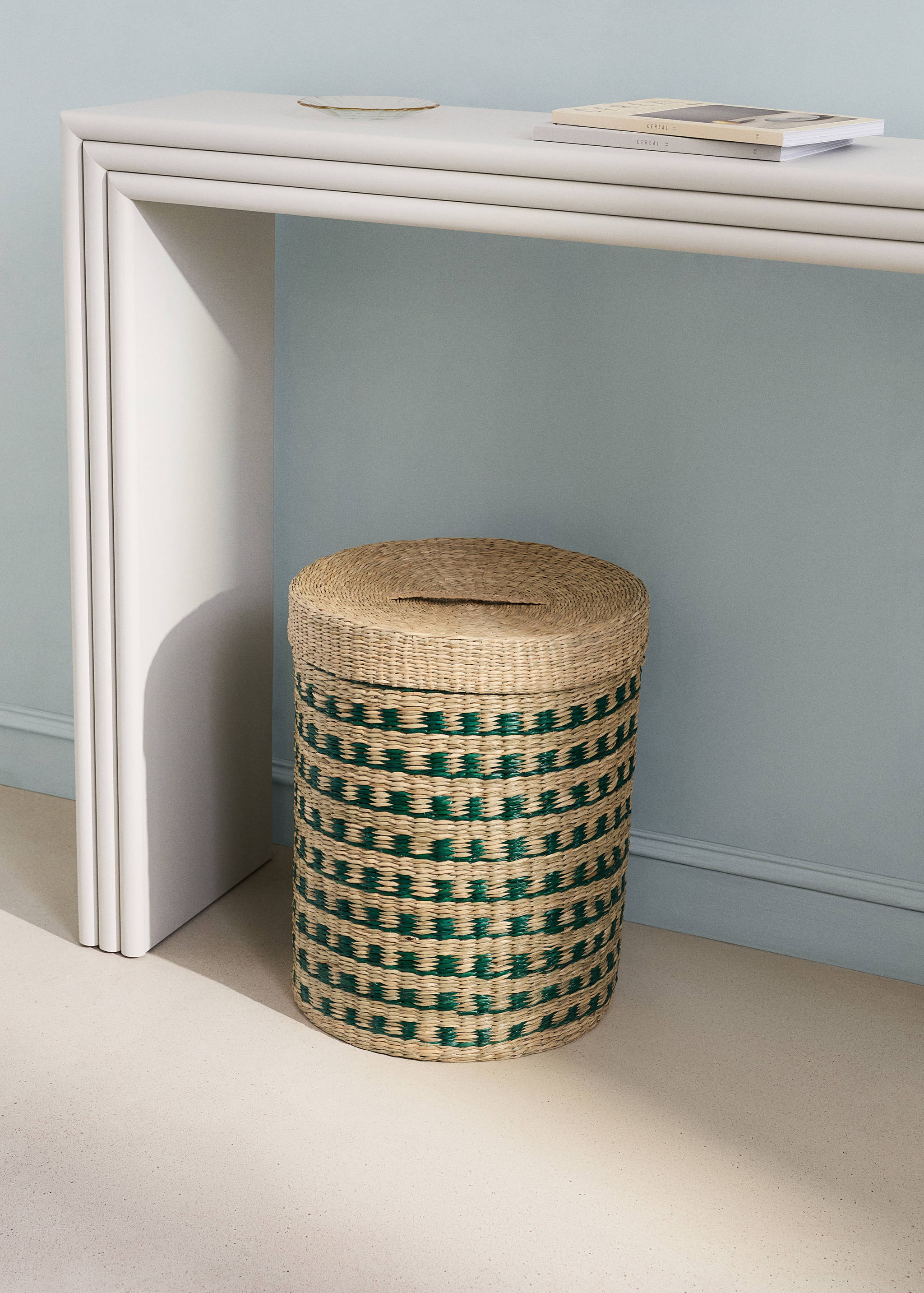 Long two-tone natural fibre basket - General plane