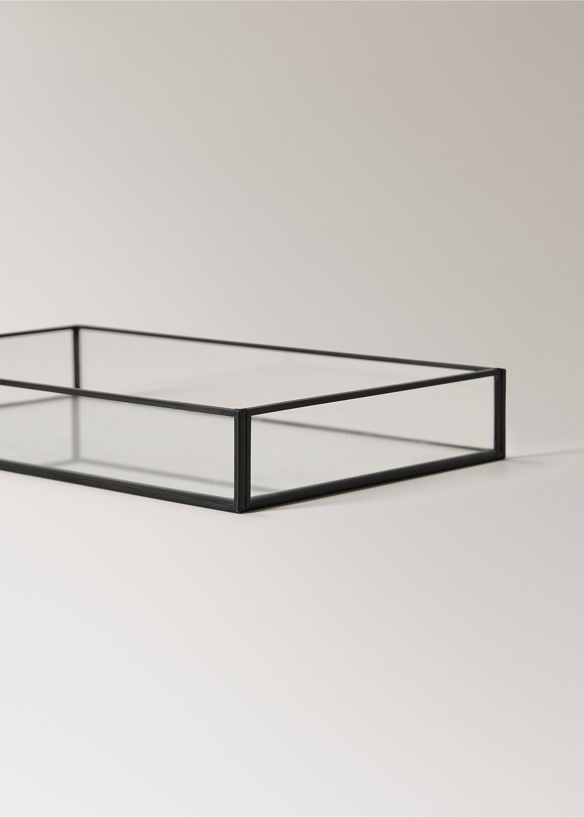 Middelgrote decoratieve tray met metalen rand - Detail van het artikel 2, Zwart. Ref: 27062902-00.