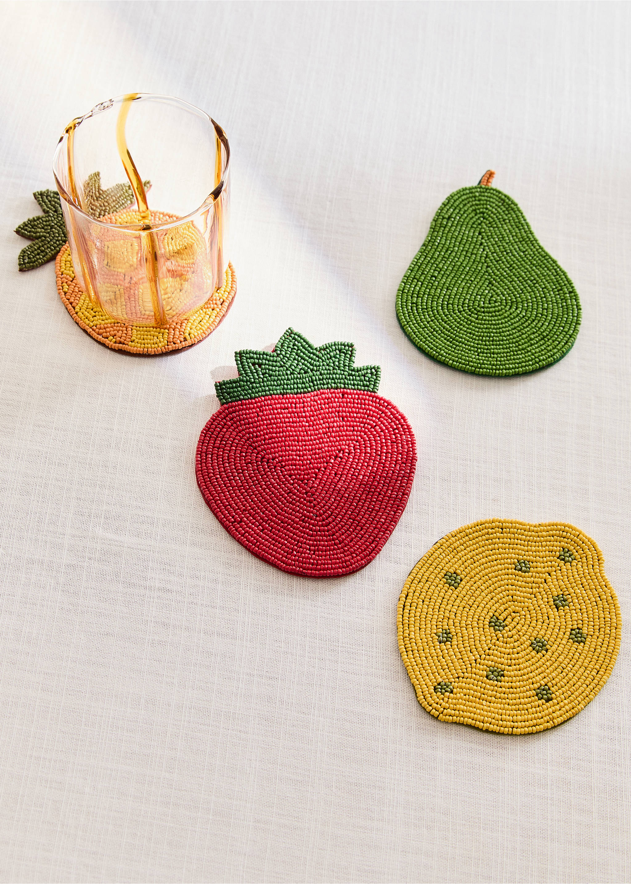 Perlenuntersetzer in Obstform - Allgemeine Ansicht, Gelb. Ref: 27062913-00.