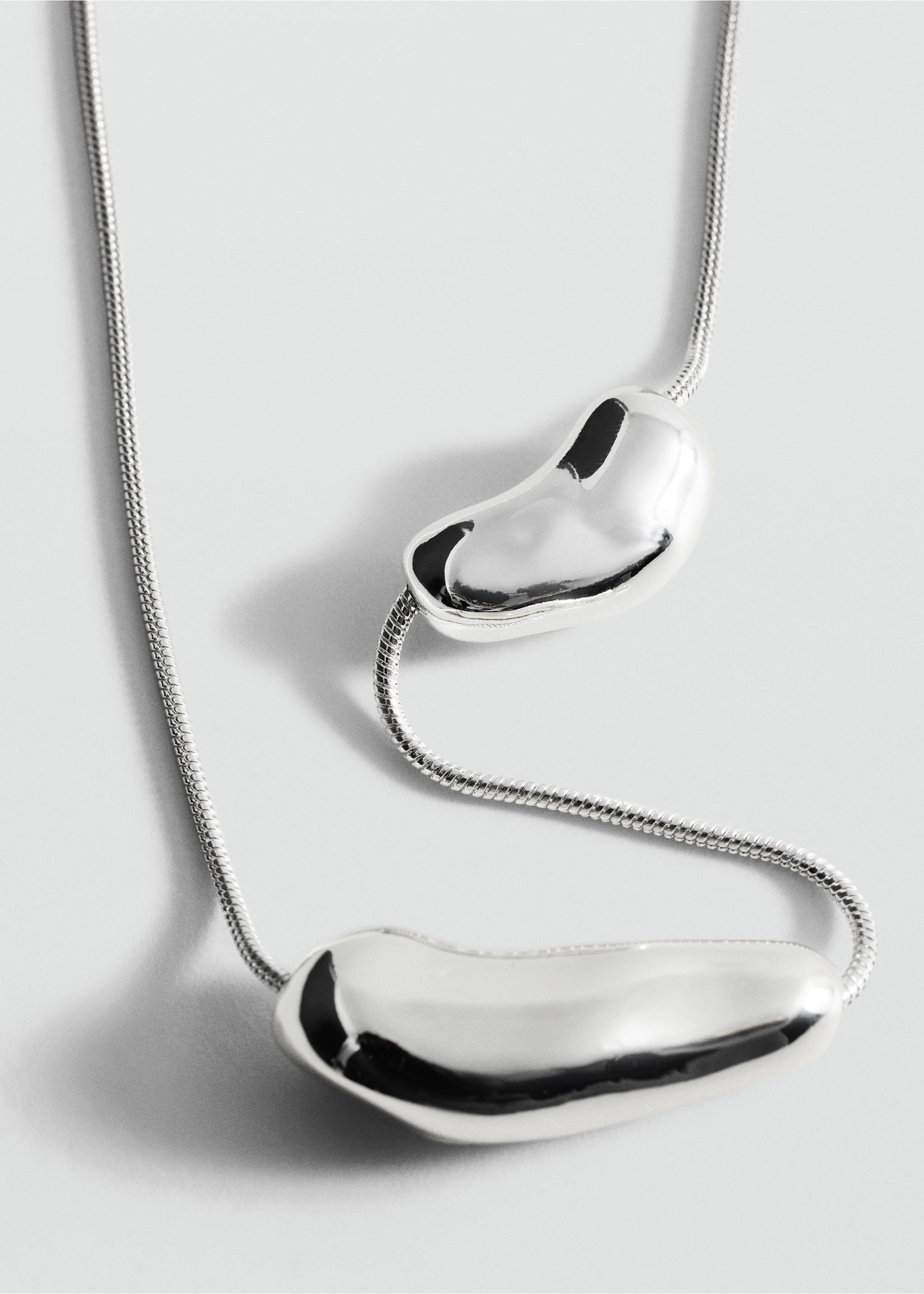 Necklace with irregular metallic pieces - Medium plane, Silver. Ref: 27062927-00.