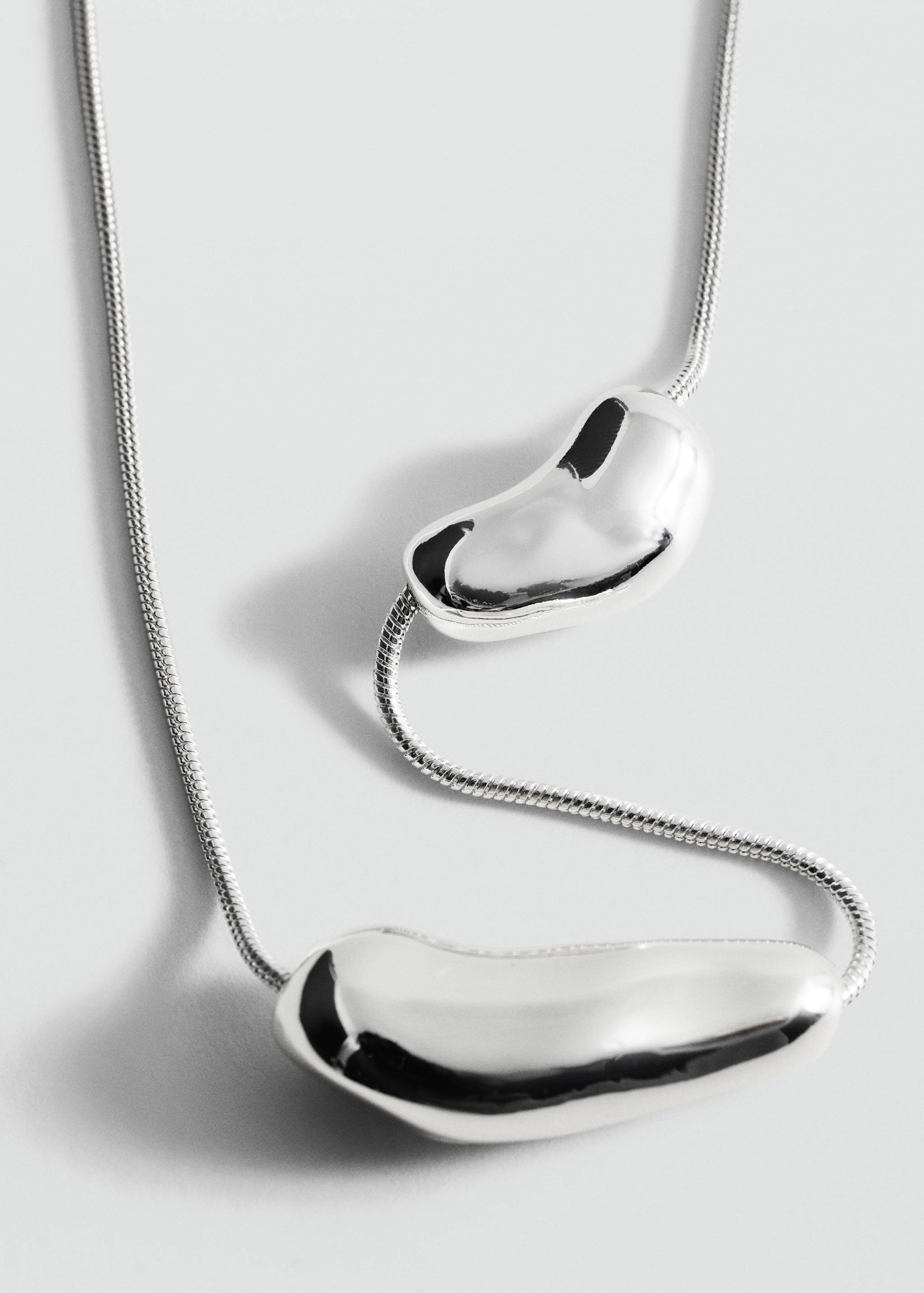 Náhrdelník s nepravidelnými kovovými díly - Náhled ve středové rovině