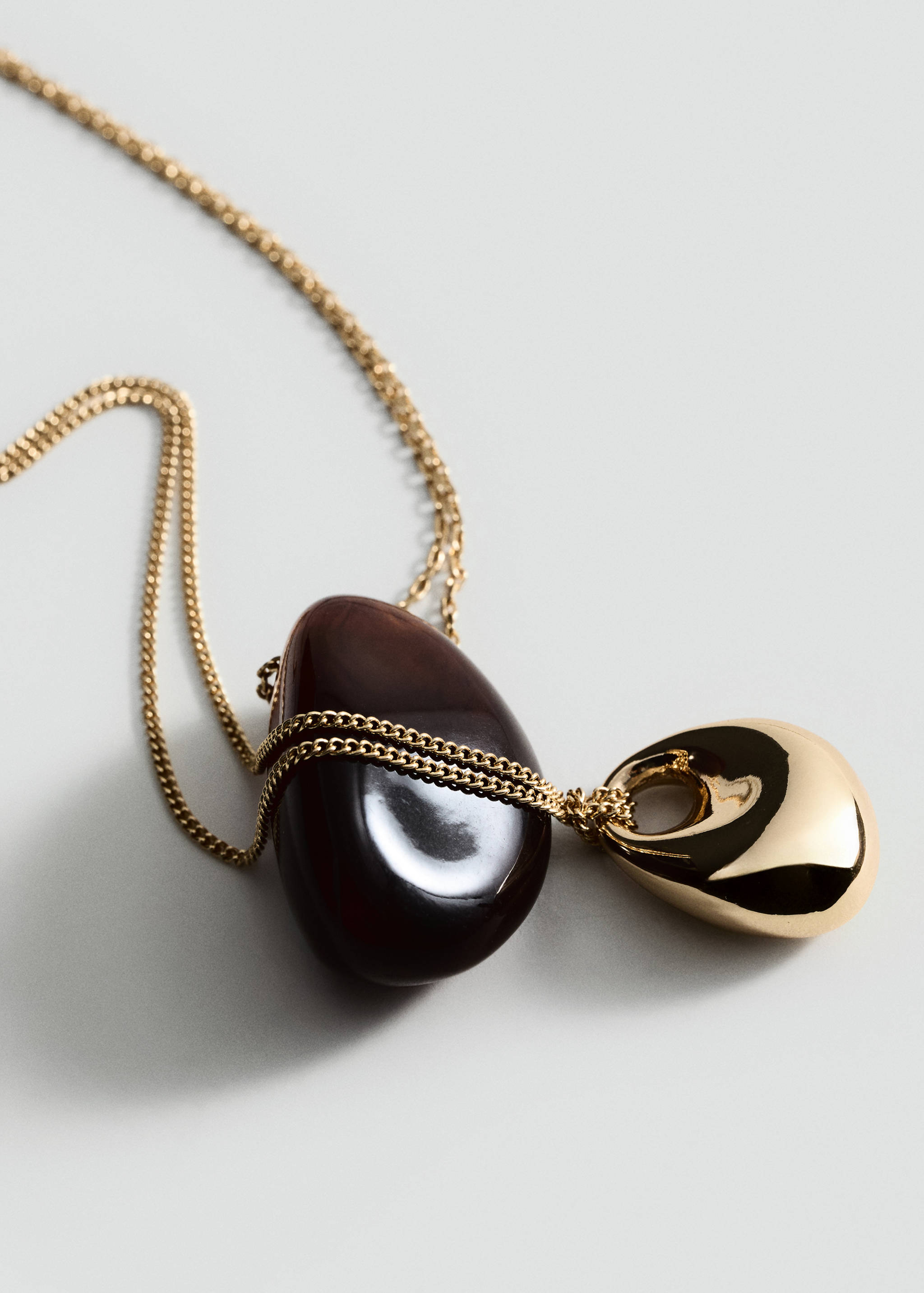 Collier à double pendentif - Plan moyen