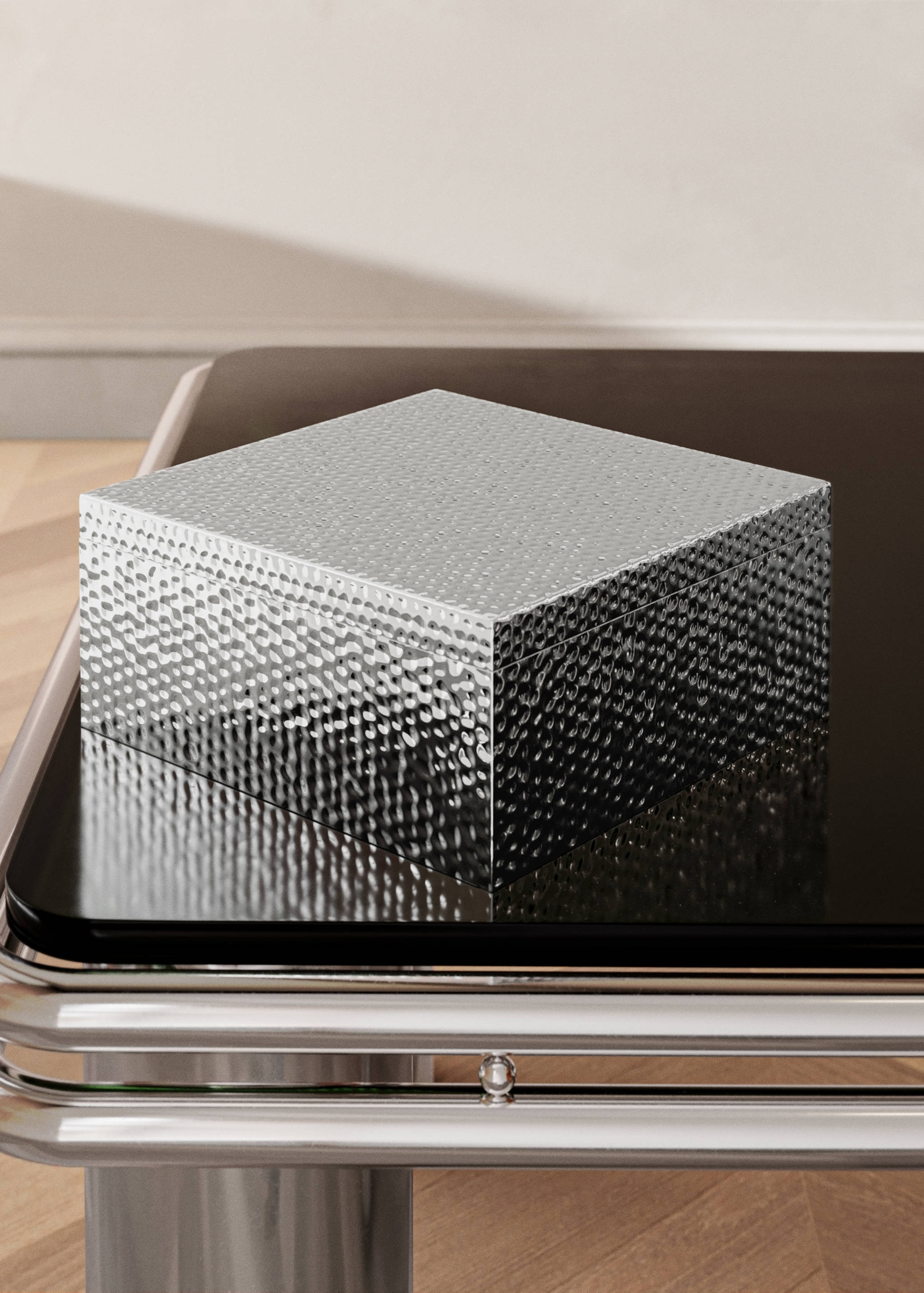 Mittelgroße Kiste aus gehämmertem Metall - Allgemeine Ansicht