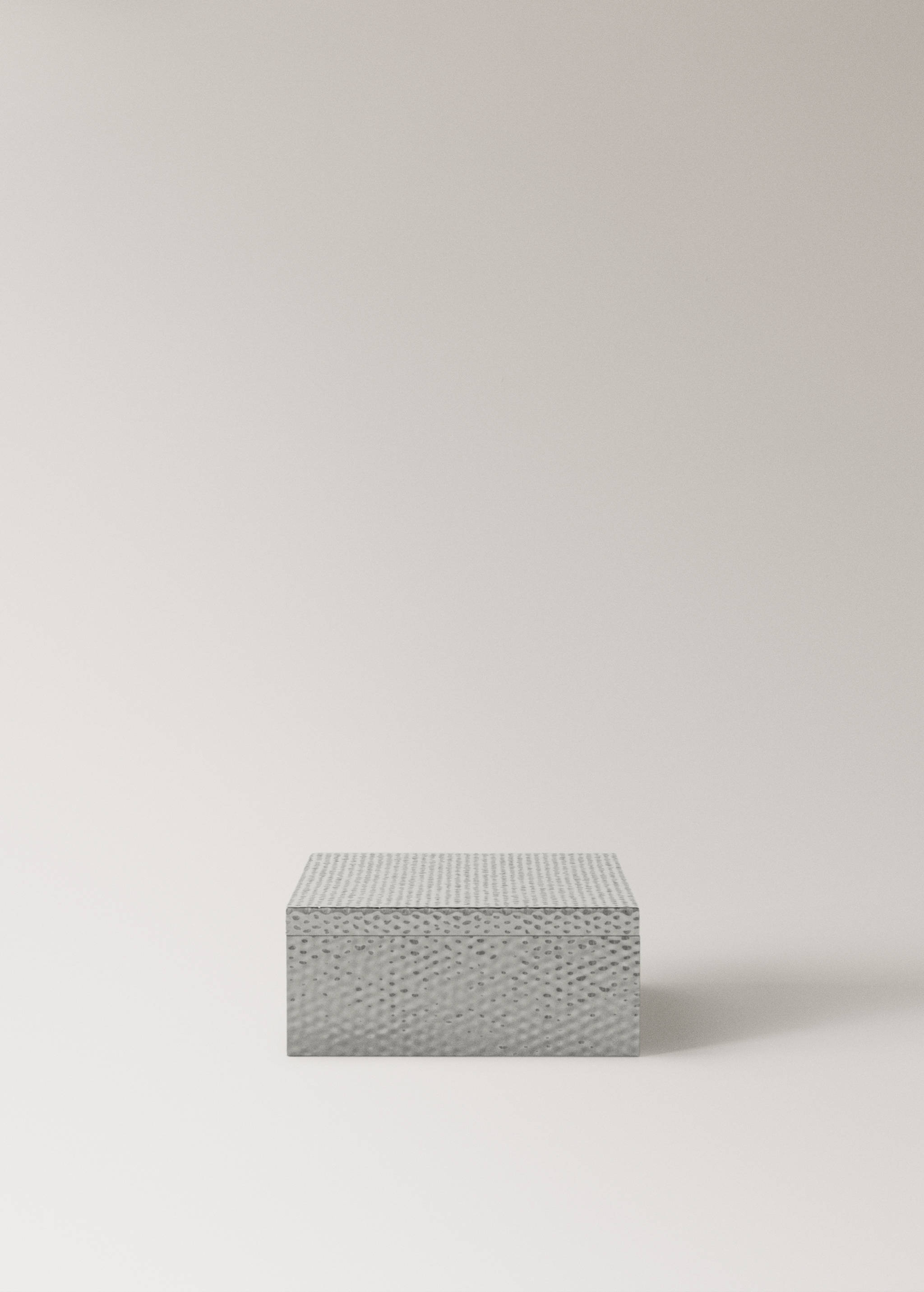 Mittelgroße Kiste aus gehämmertem Metall - Artikel ohne Model