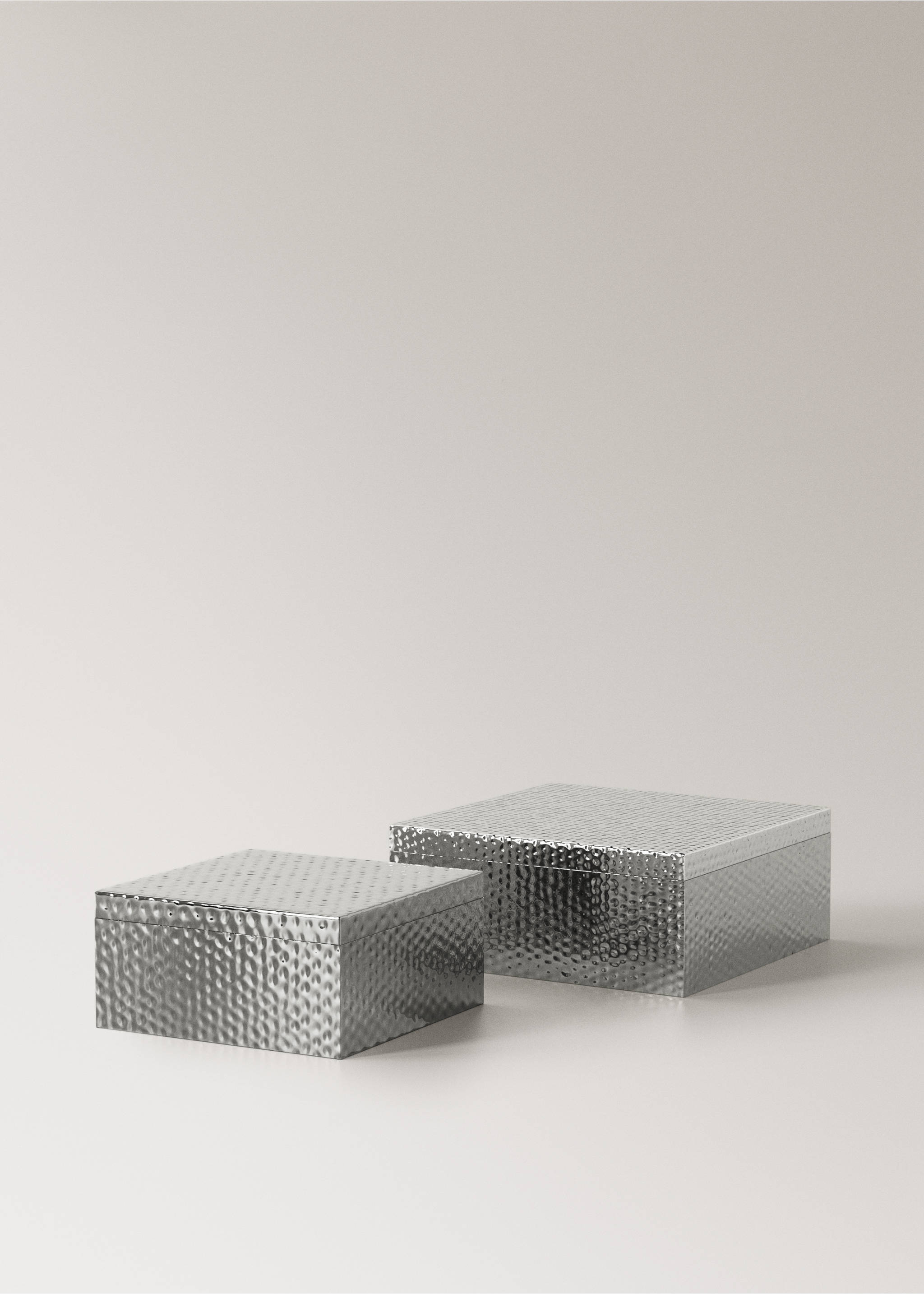 Boîte métal moyenne en métal martelé - Détail de l'article 3, Argent. Ref: 27062933-00.