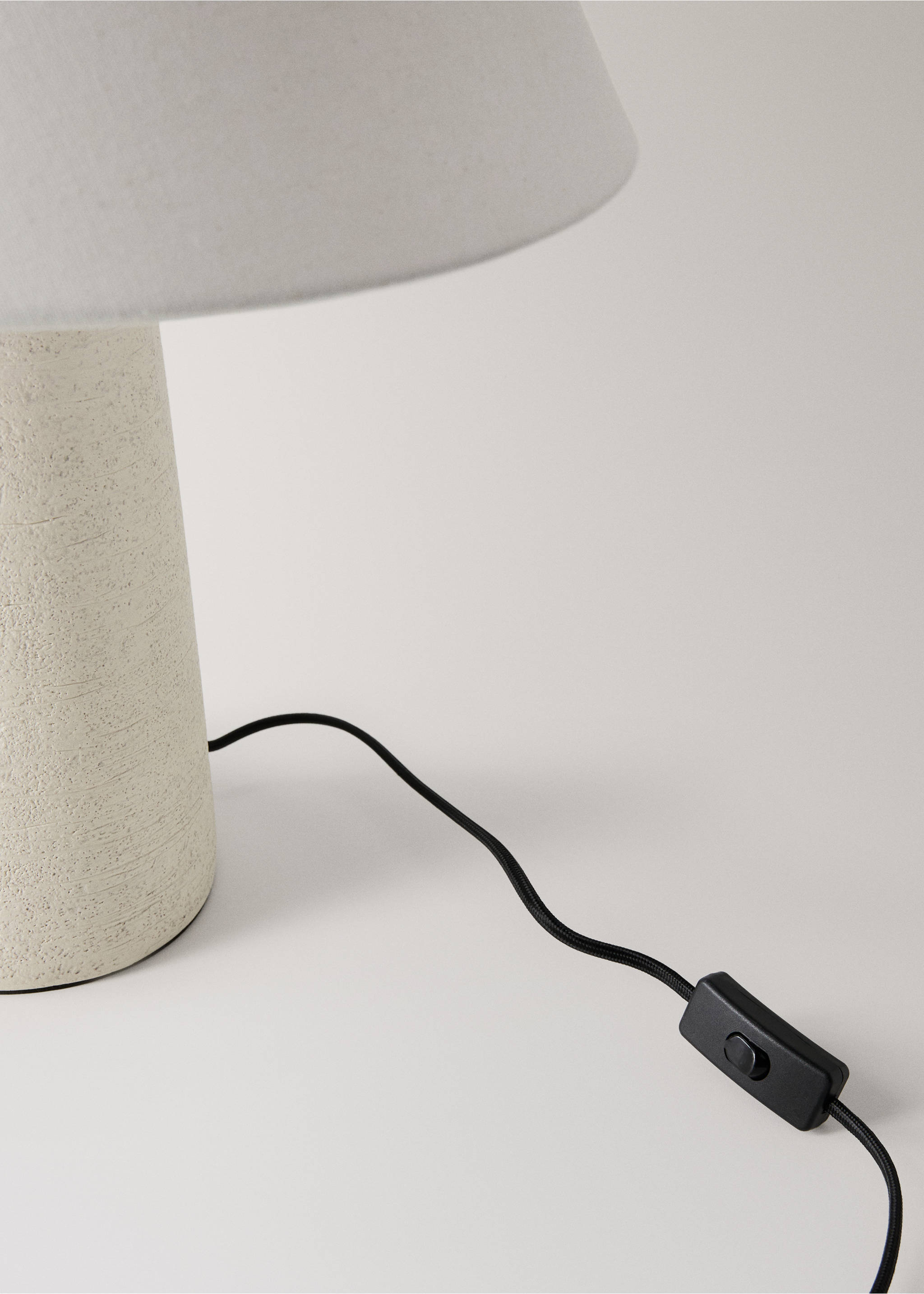 Tischlampe aus Leinengewebe - Detail des Artikels 2, Weiß. Ref: 27062934-00.