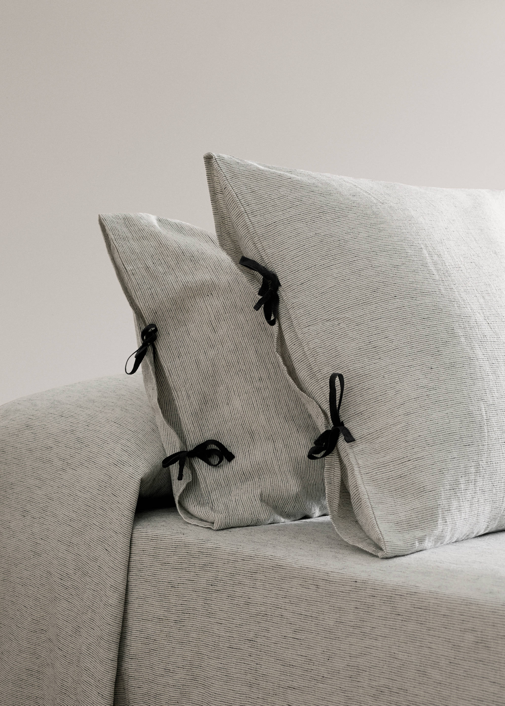 Two cotton linen pillowcases with tie closures 60x60 cm - General plane