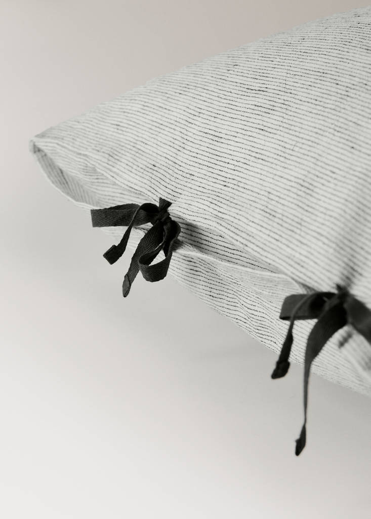 Two cotton linen pillowcases with tie closures 60x60 cm — Grey