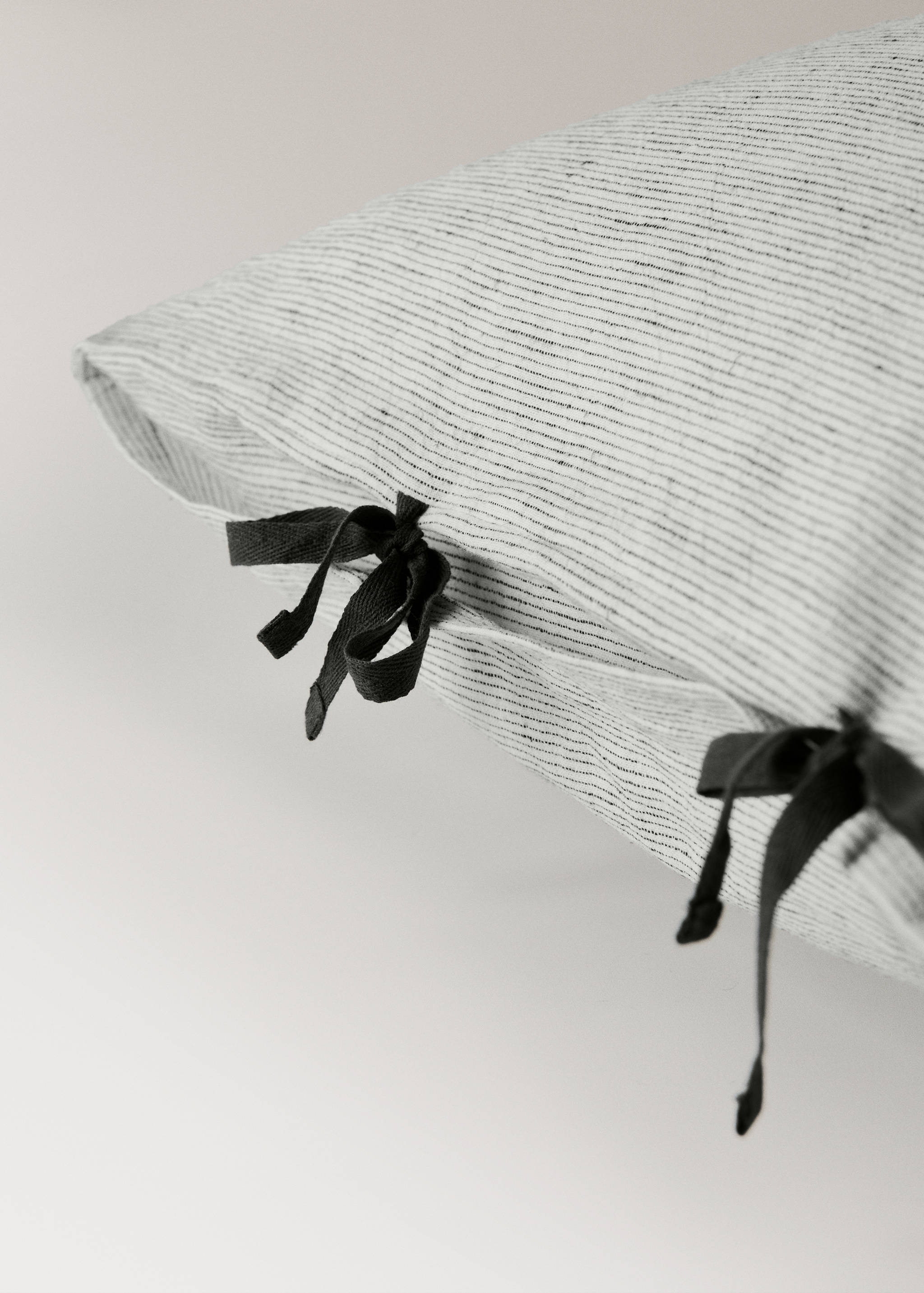 Two cotton linen pillowcases with tie closures 60x60 cm - Details of the article 1