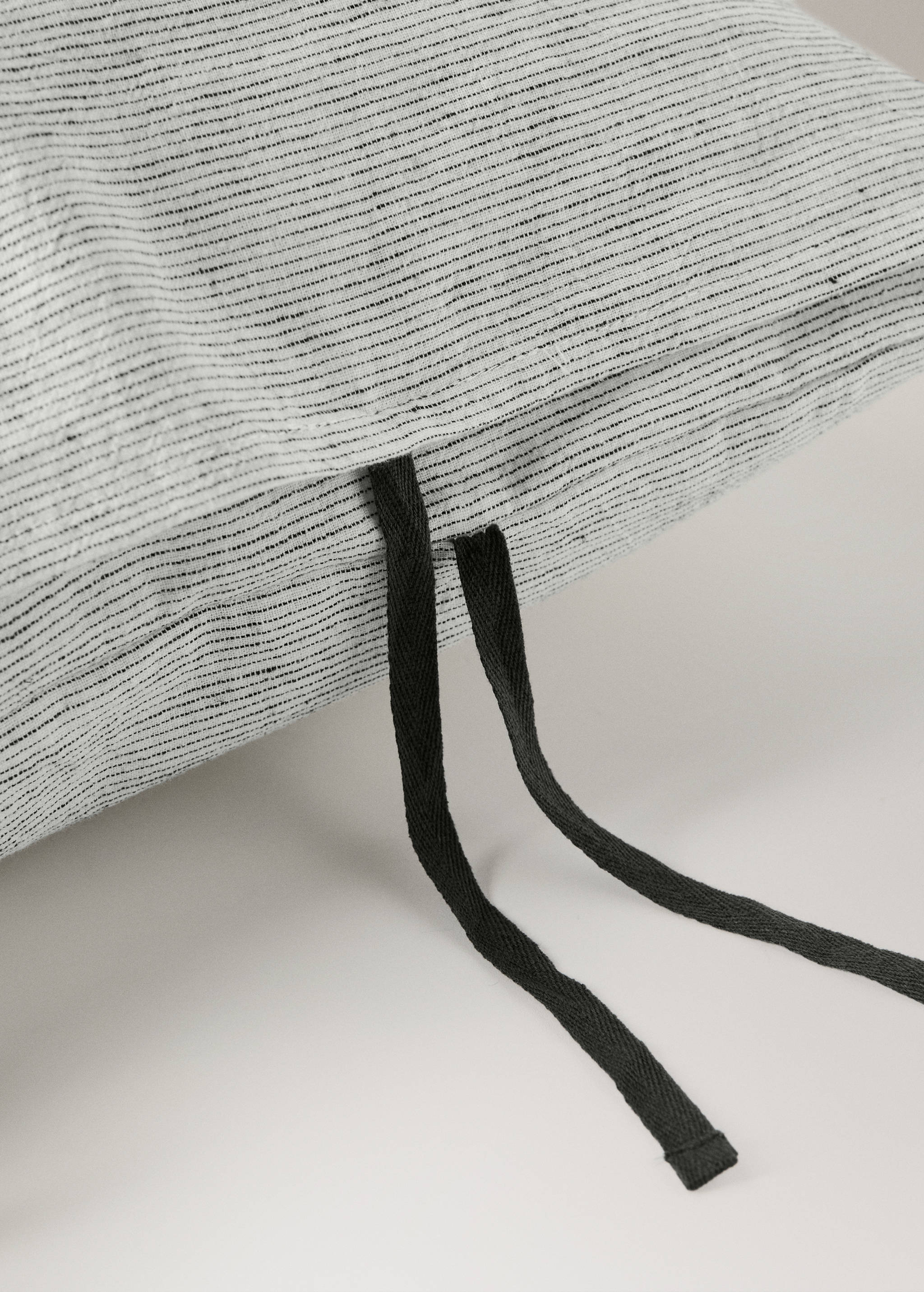 Two cotton linen pillowcases with tie closures 60x60 cm - Details of the article 2