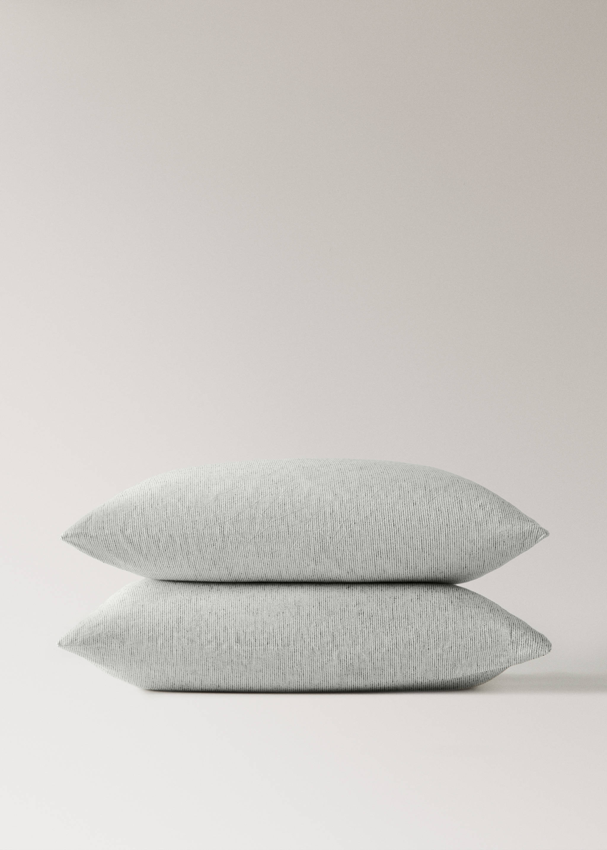 Two cotton linen pillowcases with tie closures 60x60 cm - Details of the article 3