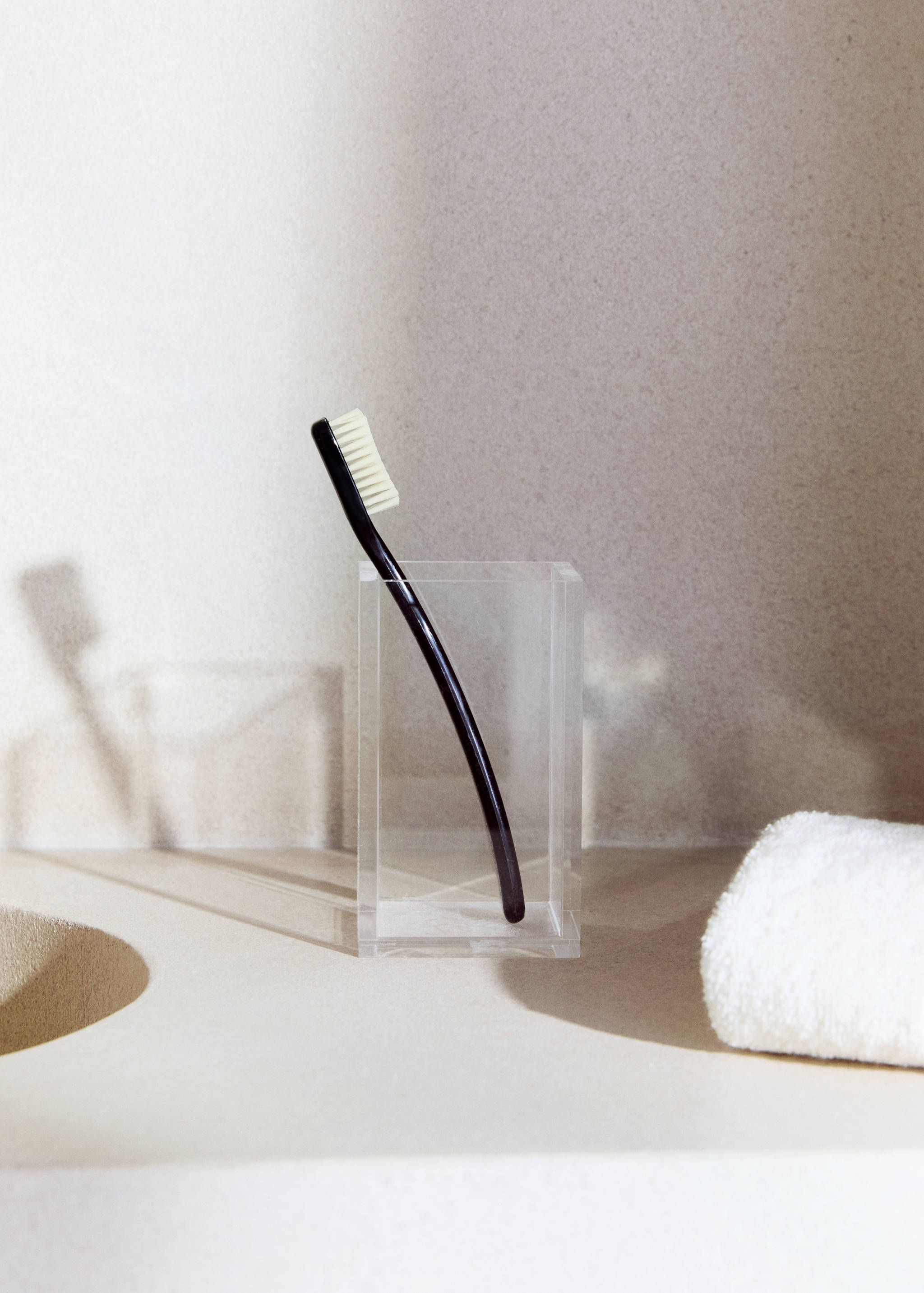 Acrylic toothbrush cup - General plane