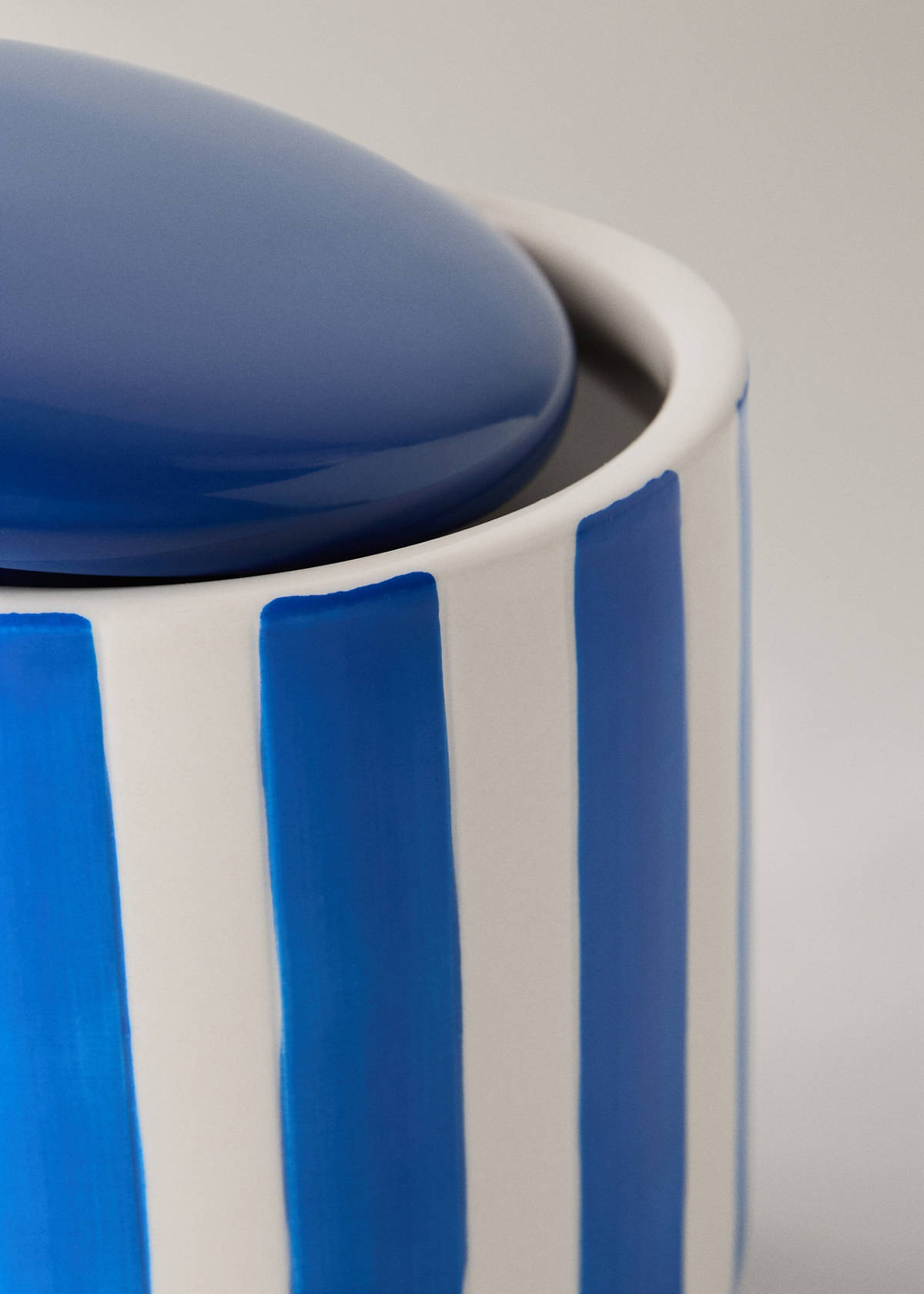 Ceramic bathroom jar with hand-painted stripes — Blue