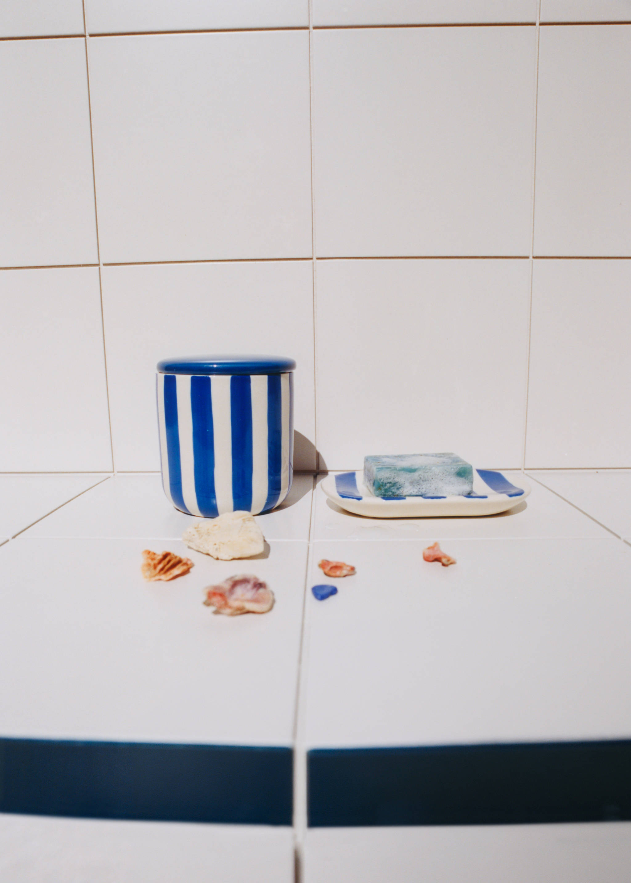 Ceramic bathroom jar with hand-painted stripes - Details of the article 5