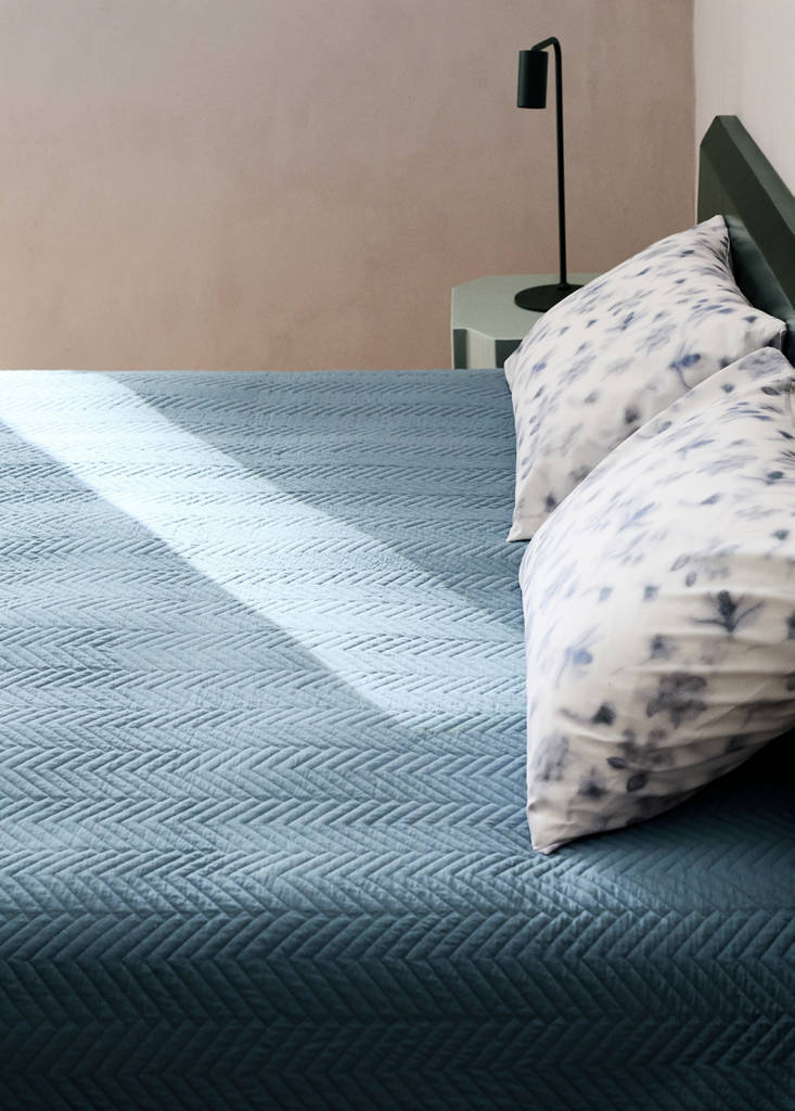 Weiche Mikrofaser-Bettdecke mit Fischgrätenmuster für 130/140 cm Bett — Blau