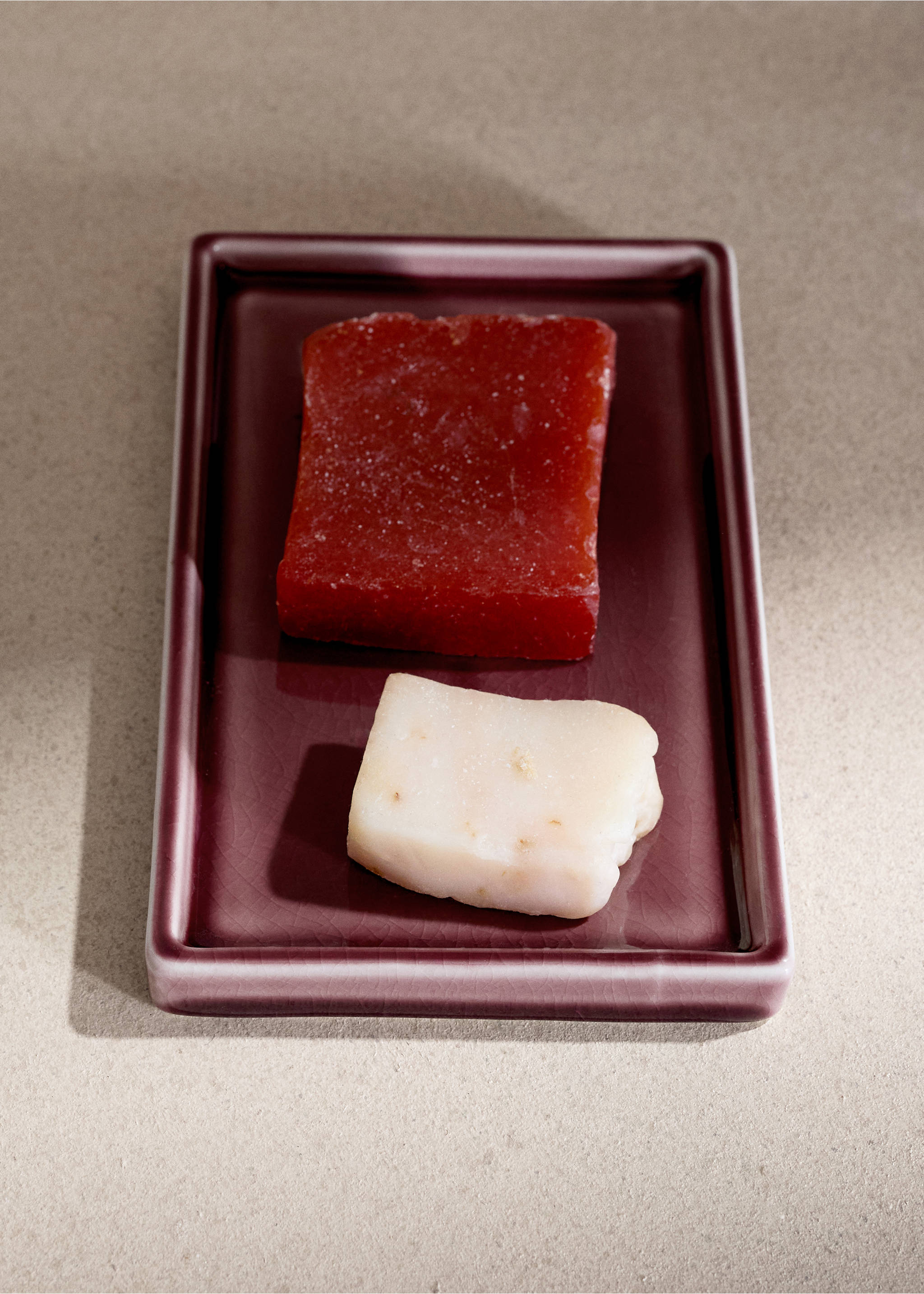 Ceramiczna taca łazienkowa z efektem spękania - Plan ogólny, Wiśniowy. Ref: 27063284-00.