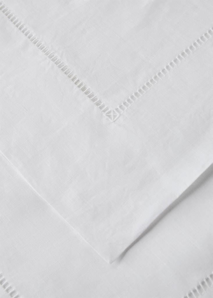 Linen hemstitch tablecloth for 6 to 8 guests — White