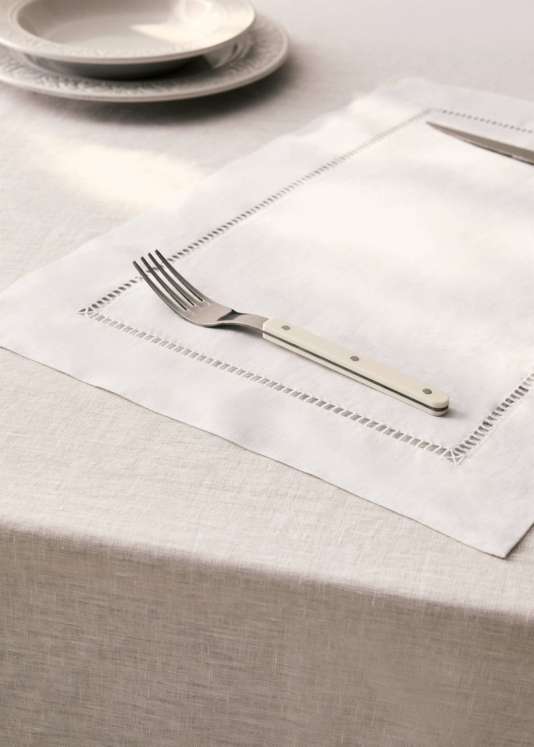 Embroidered hemstitched linen placemat - General plane