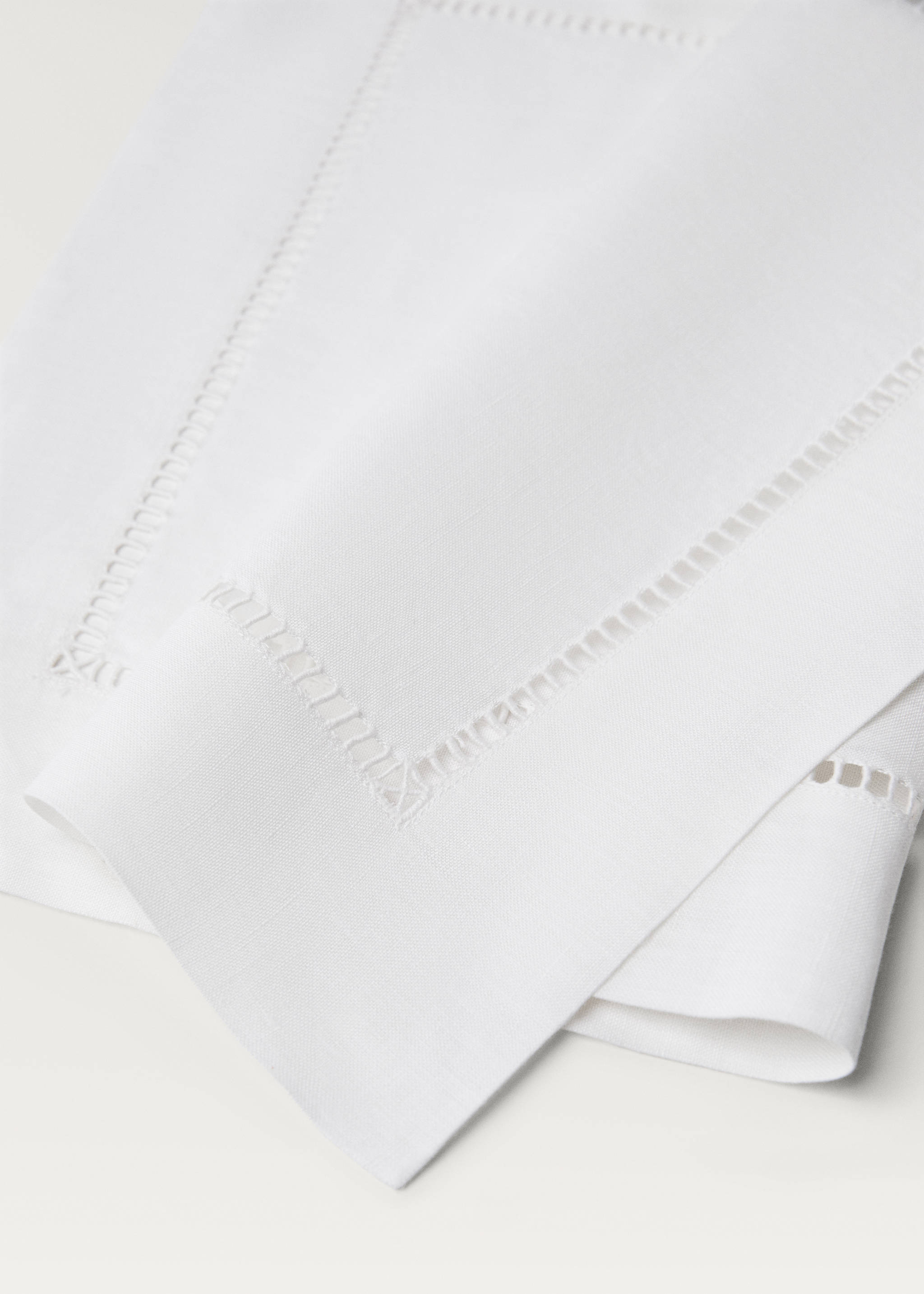 Embroidered hemstitched linen placemat - Details of the article 1