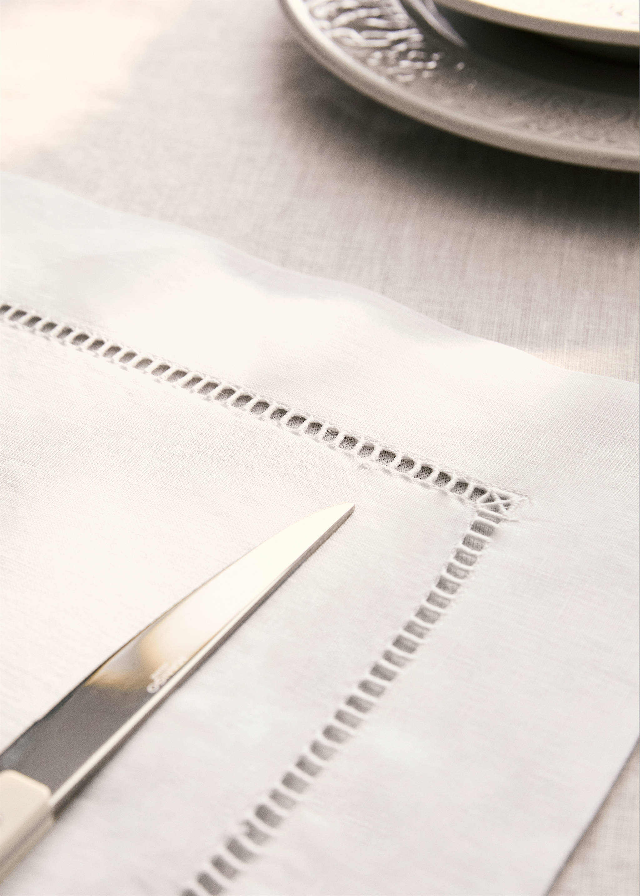 Embroidered hemstitched linen placemat - Details of the article 6