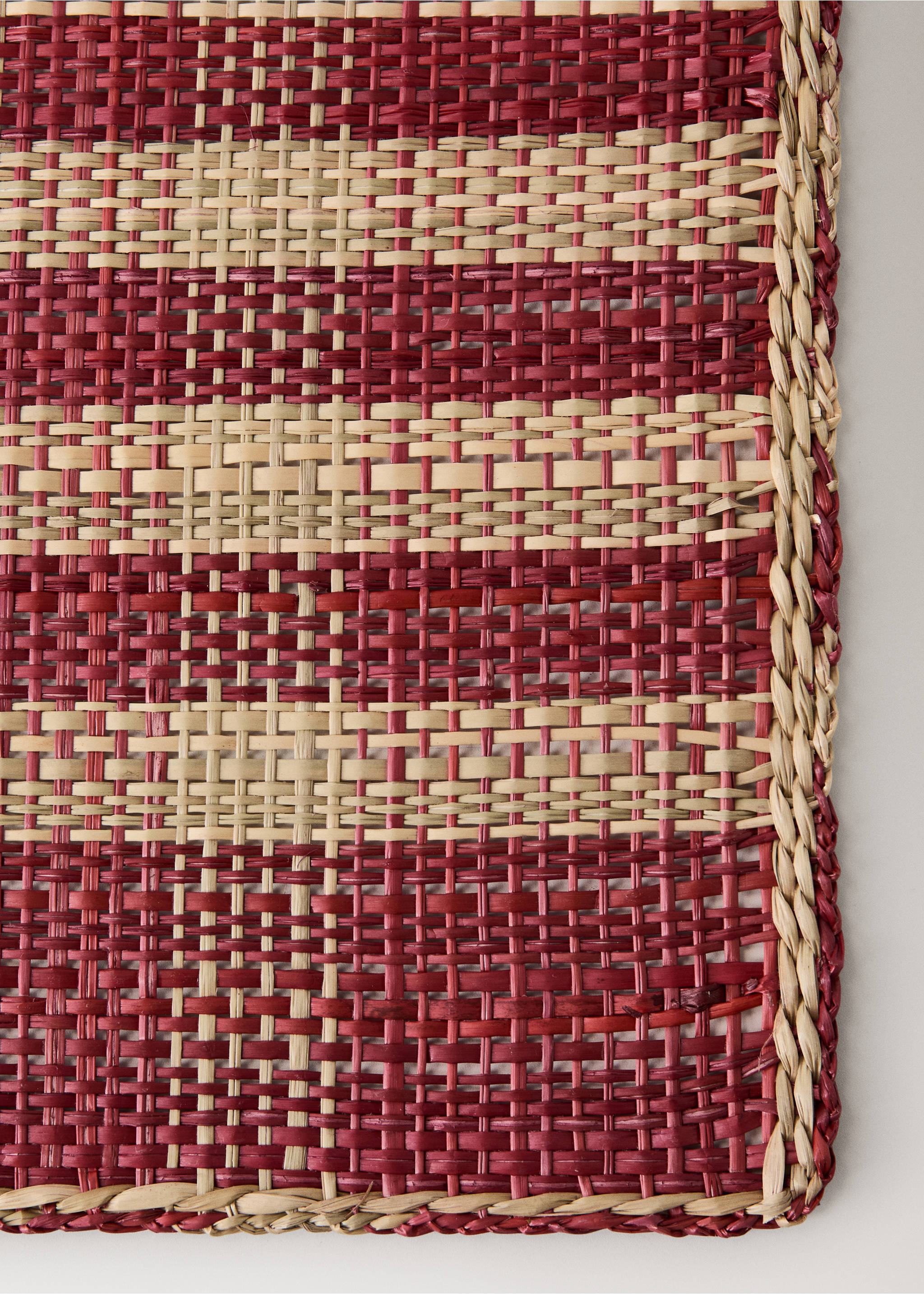 Természetes szálakból készült egyéni, színes tányéralátét - A termék adatai 2, Korall vörös. Ref: 27063289-00.