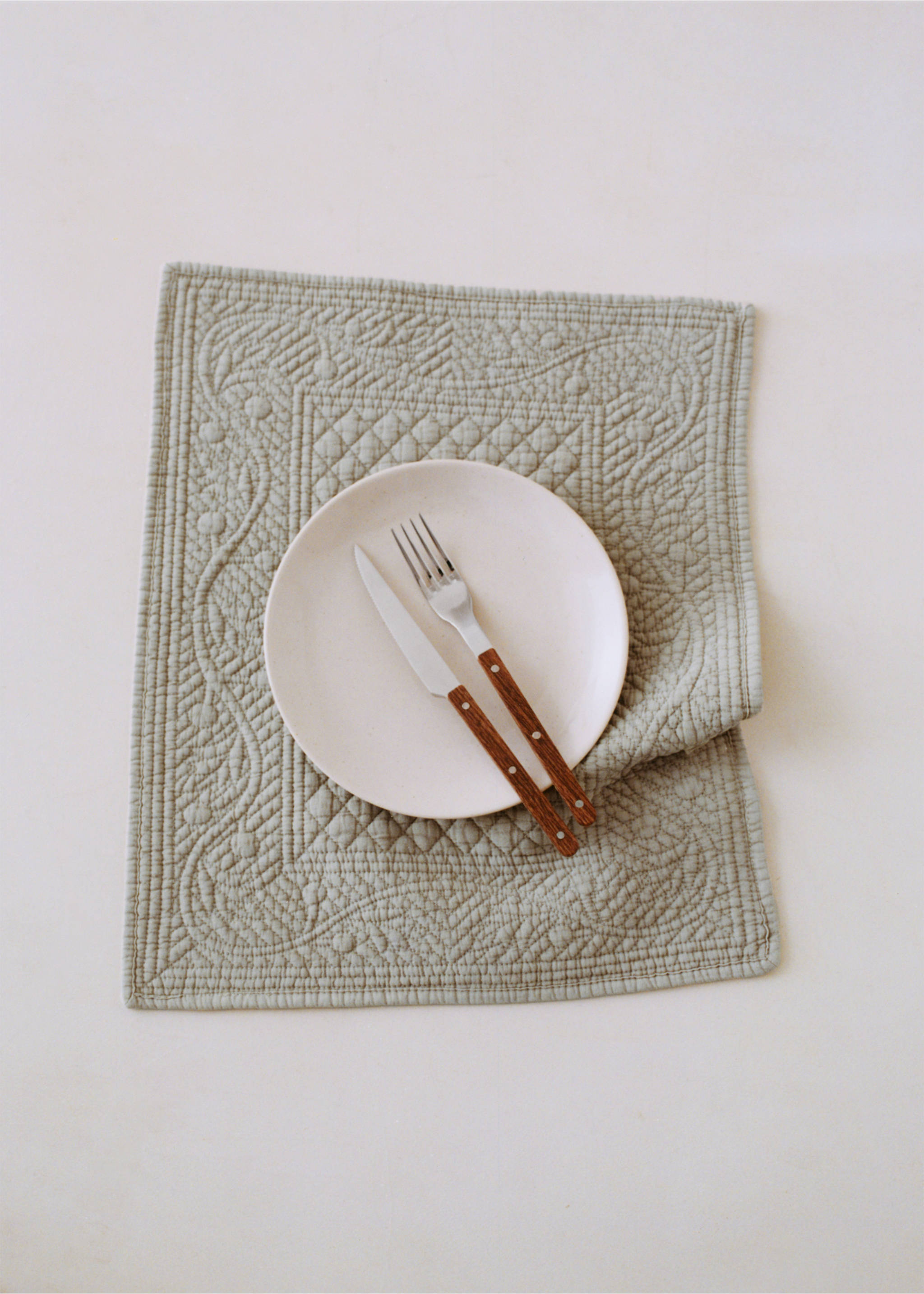 Quilted rectangular placemat design - Details of the article 6, Light/Pastel Brown. Ref: 27063290-00.