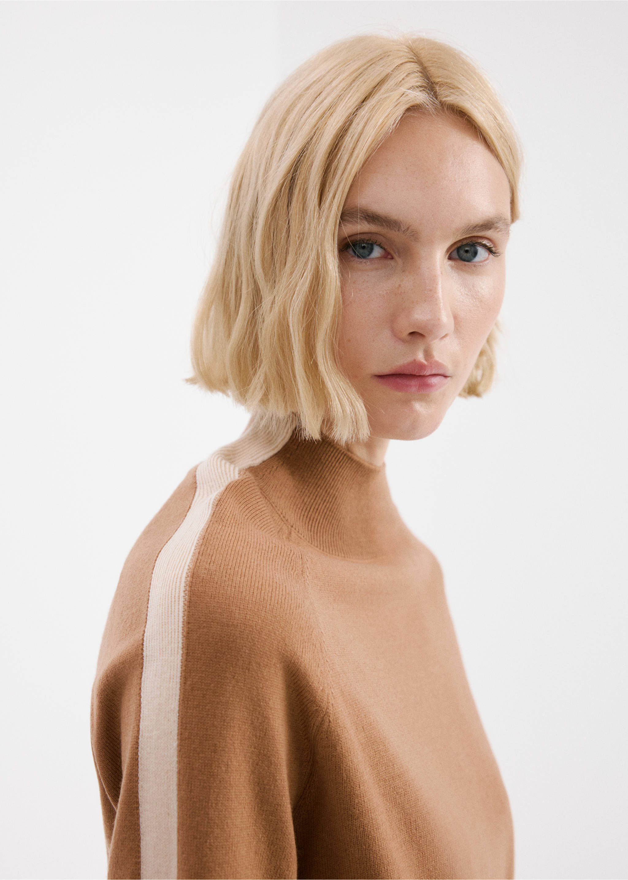 Sweater with contrasting stripes and perkins collar - Details of the article 1, Medium Brown. Ref: 27063296-00.