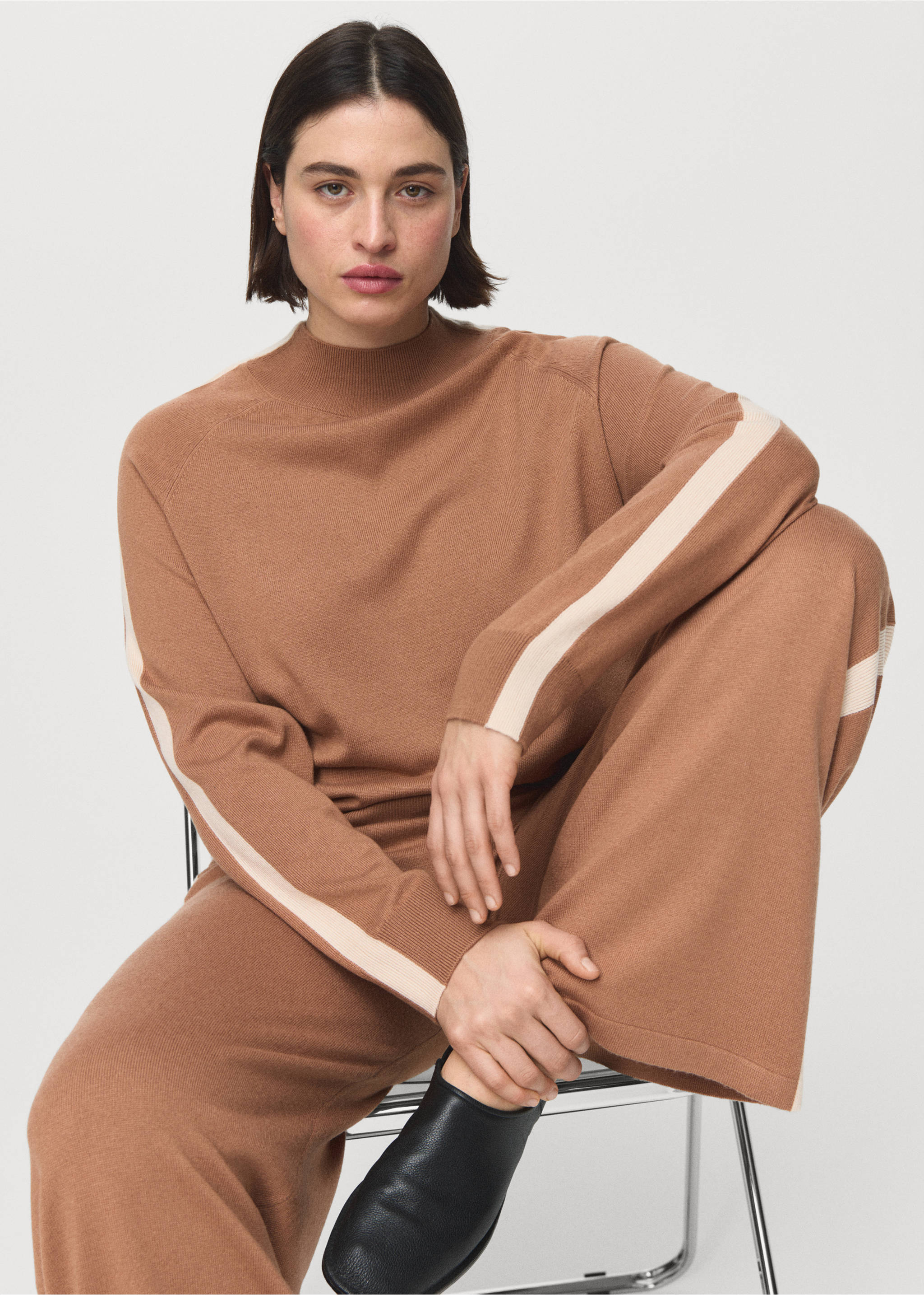 Sweater with contrasting stripes and perkins collar - Details of the article 5, Medium Brown. Ref: 27063296-00.