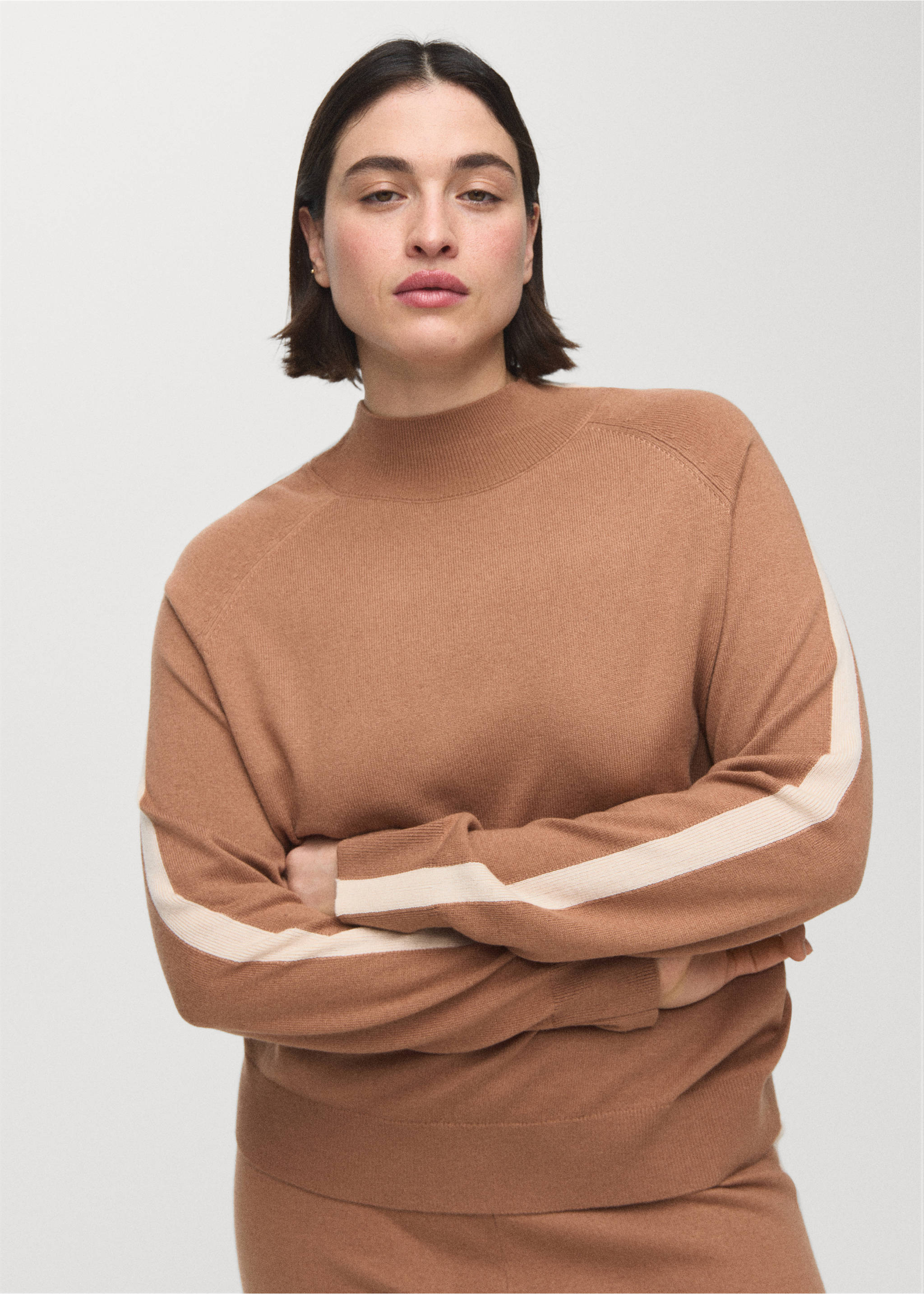 Sweater with contrasting stripes and perkins collar - Details of the article 4, Medium Brown. Ref: 27063296-00.