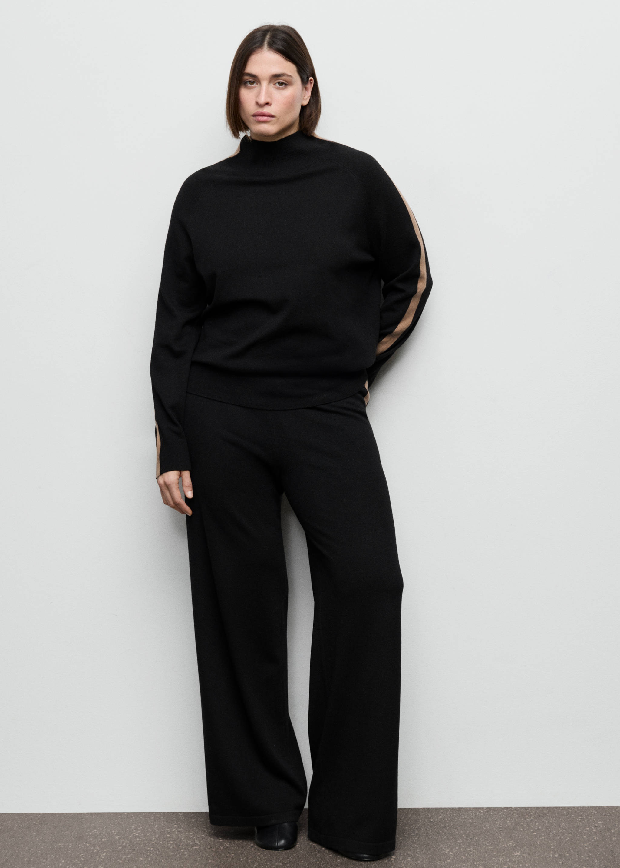 Sweater with contrasting stripes and perkins collar - Details of the article 3