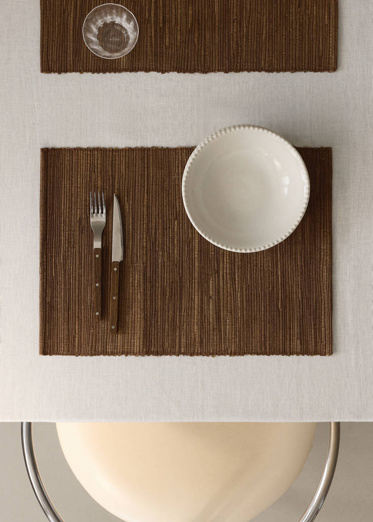 Natural fibre table mats — Brown
