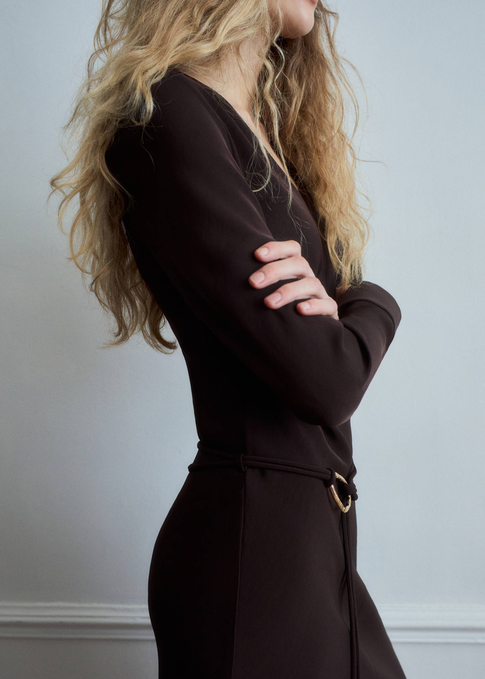 Belted V-neck dress - Medium plane