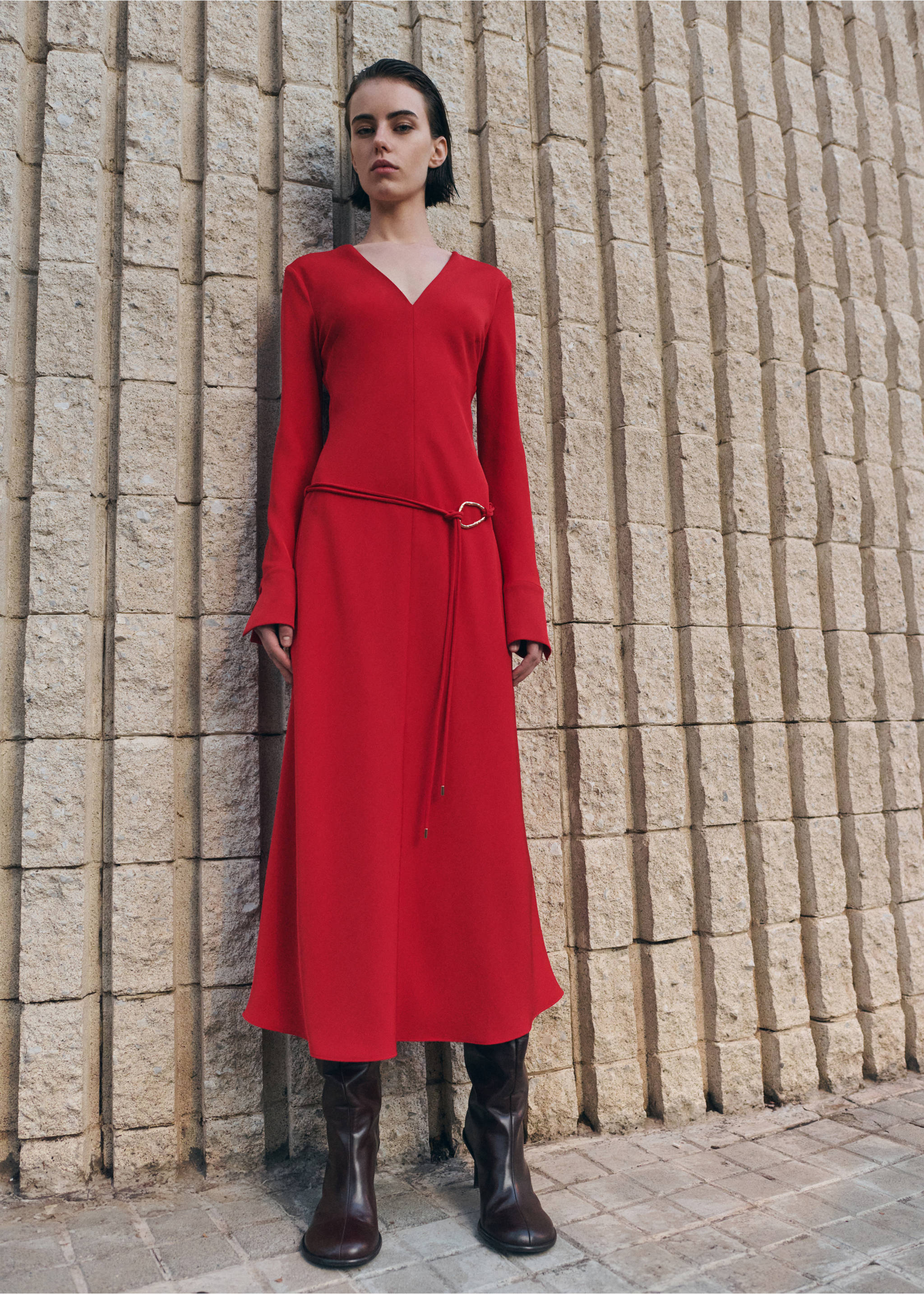 فستان بحزام وياقة على شكل بيكو - رؤية عامة, أحمر. Ref: 27063303-00.