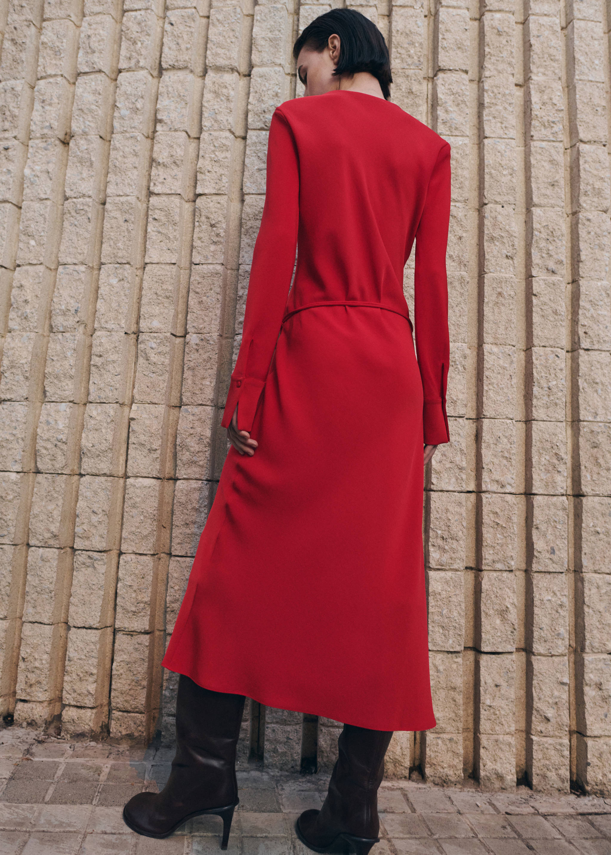 Jurk met riem en V-hals - Achterkant van het artikel