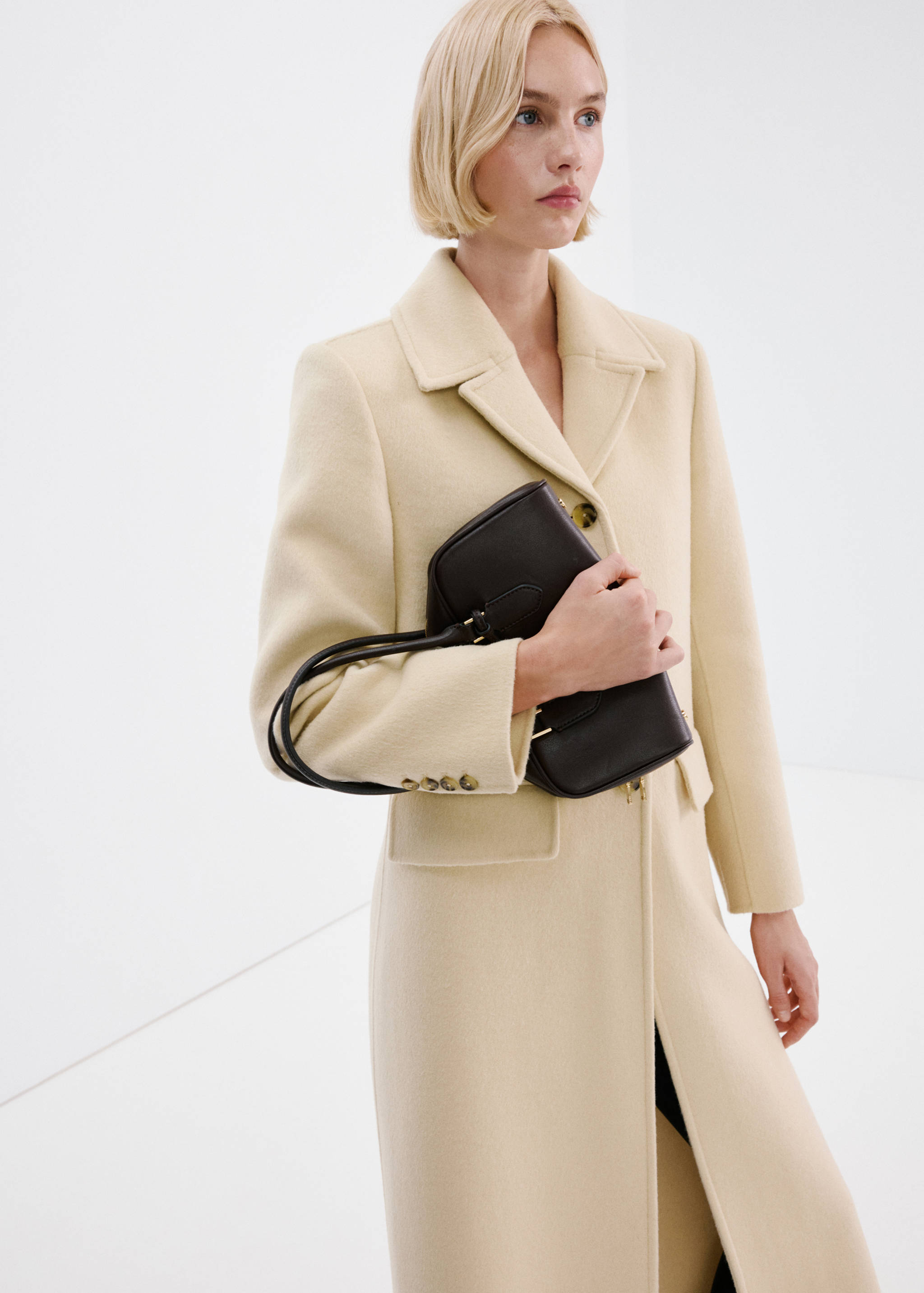 Abrigo lana botones - Plano medio