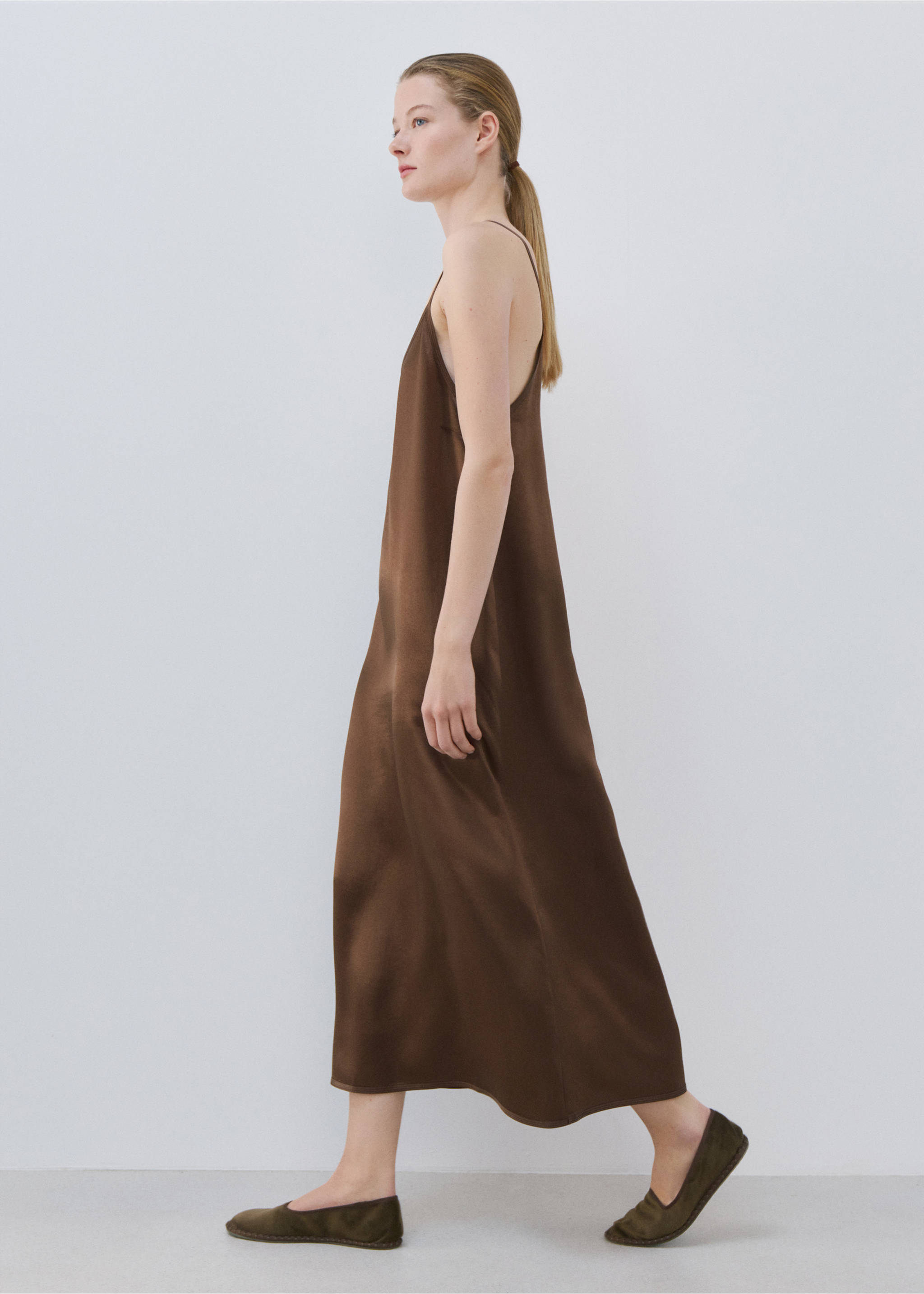 Long satin nightgown - Details of the article 2, Brown. Ref: 27063313-00.