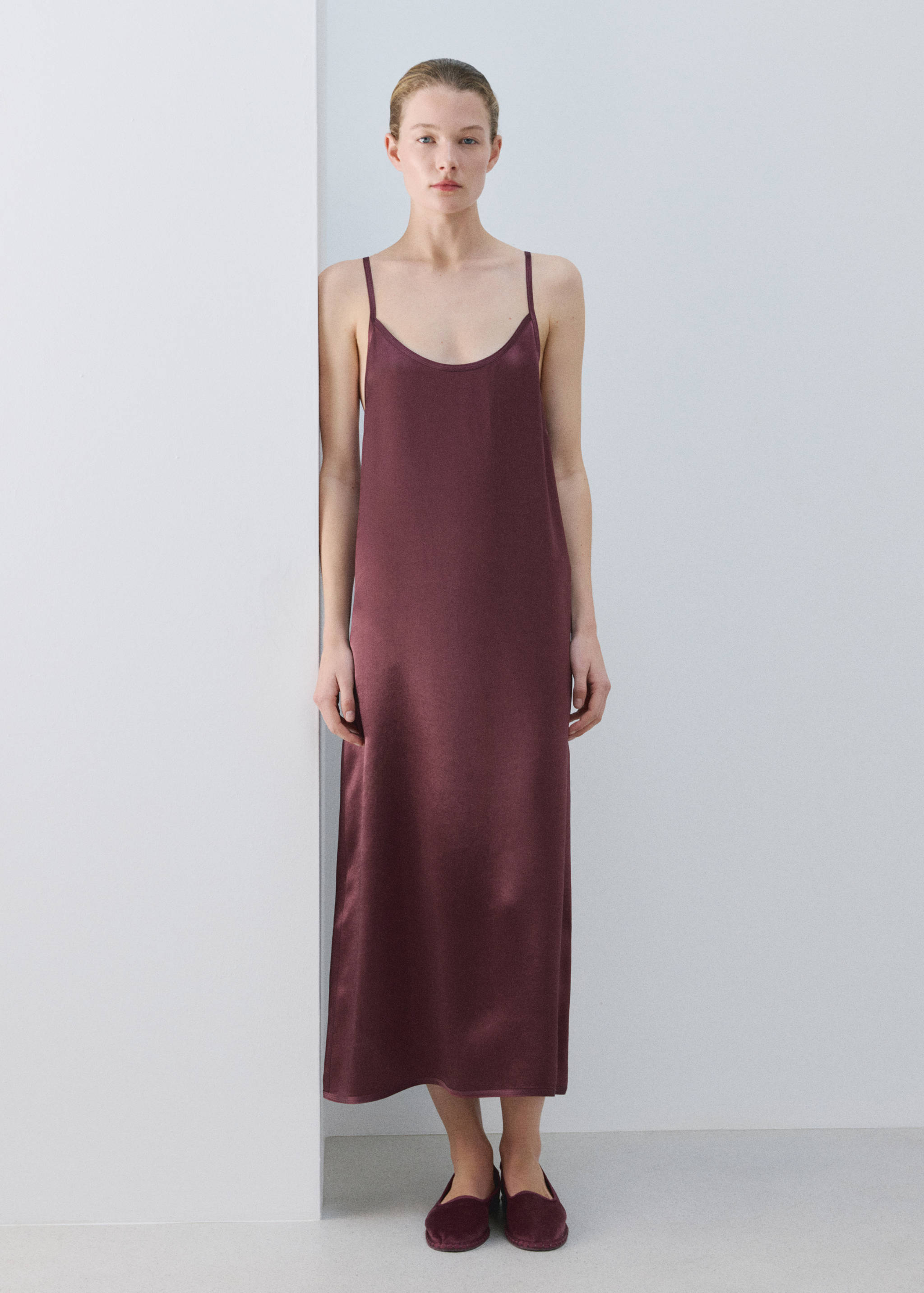 Long satin nightgown - General plane