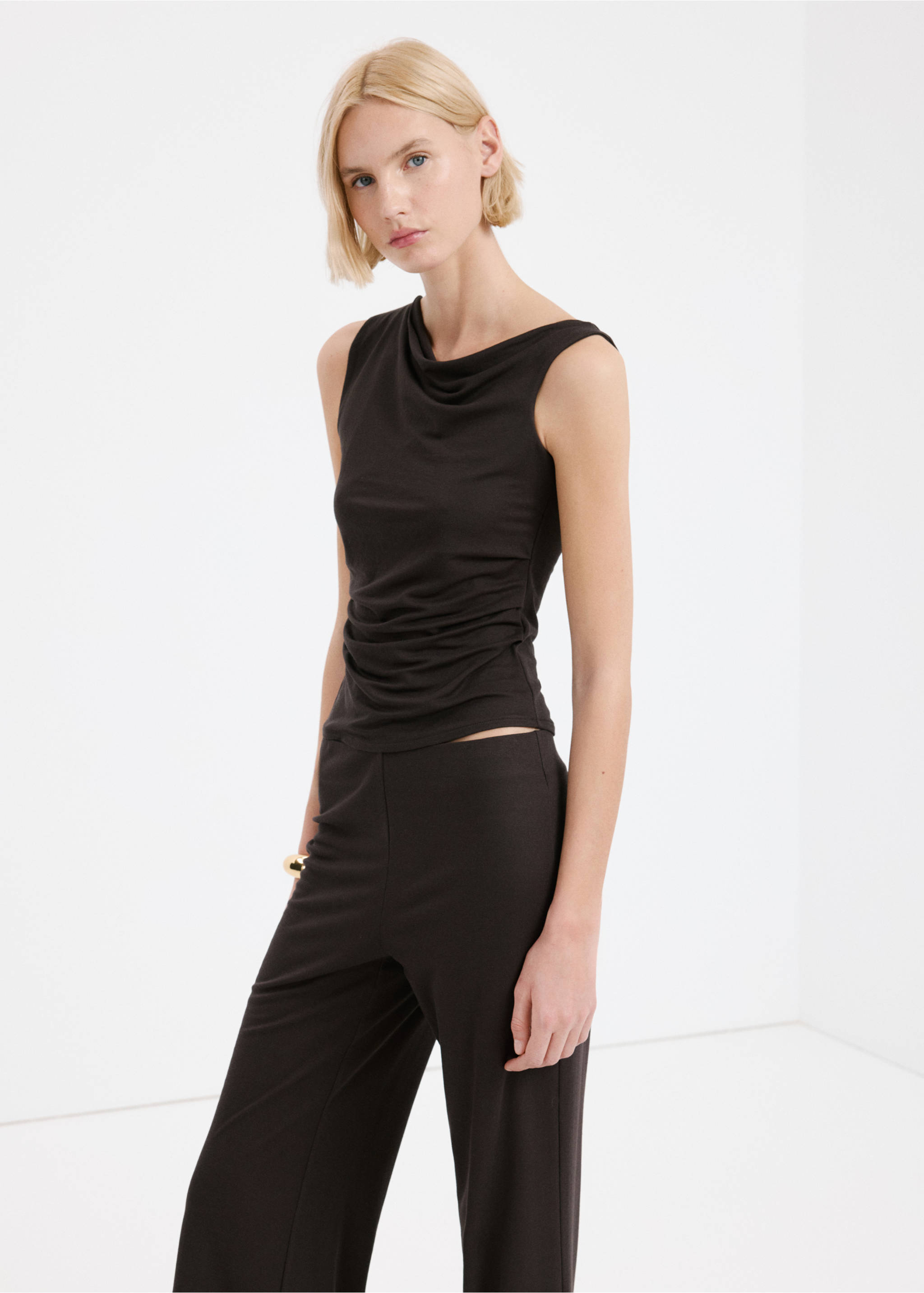 Straight-fit trousers with elastic waist - Details of the article 1, Brown. Ref: 27063318-00.